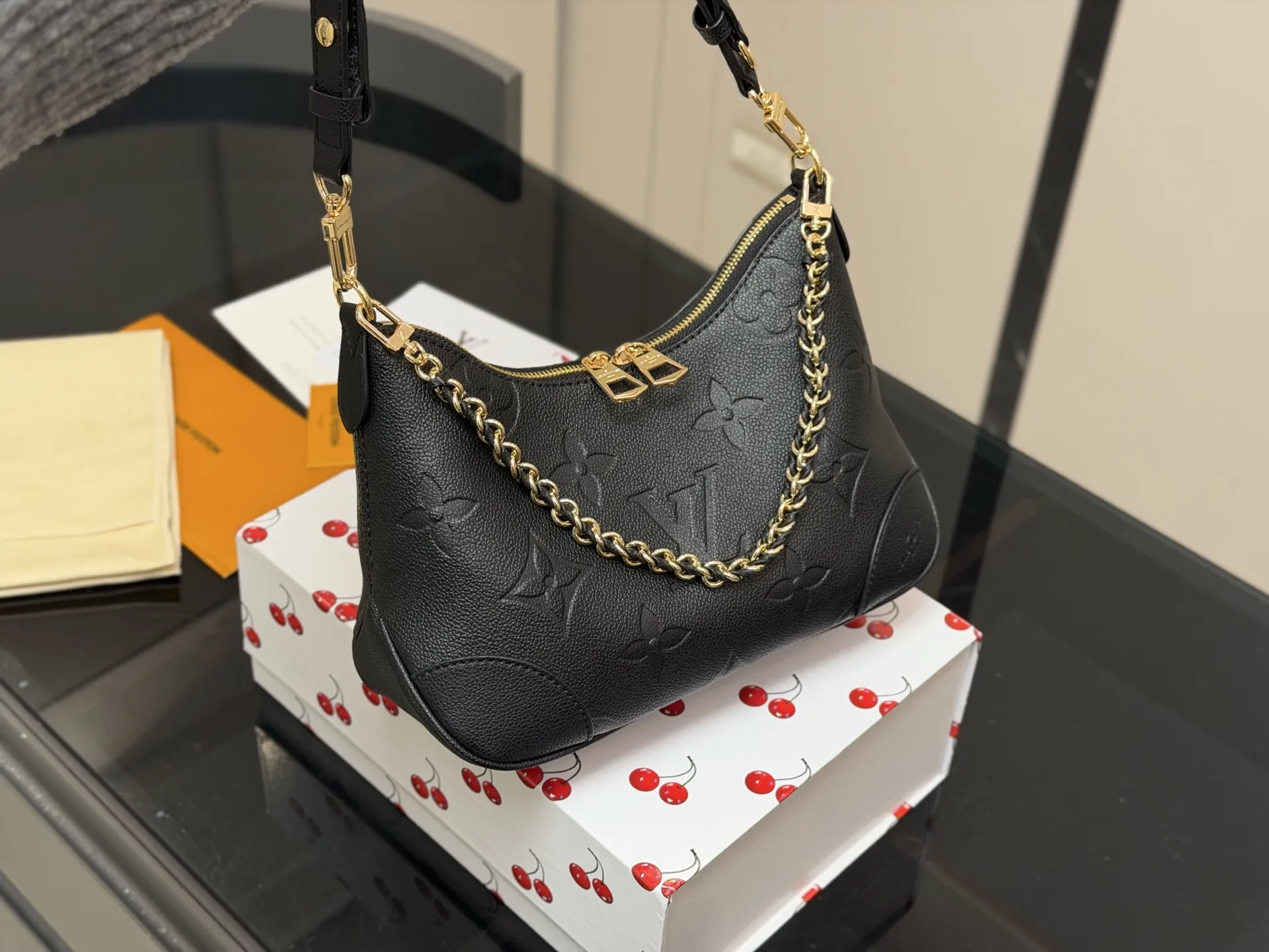 ¥170 配折叠盒 size:29*16cm Lv 最新款牛角包 原版五金! 定制版直接采用小牛皮 Vintage 经典单肩包 配置肩带➕链条 单肩斜挎都无敌好看百搭!