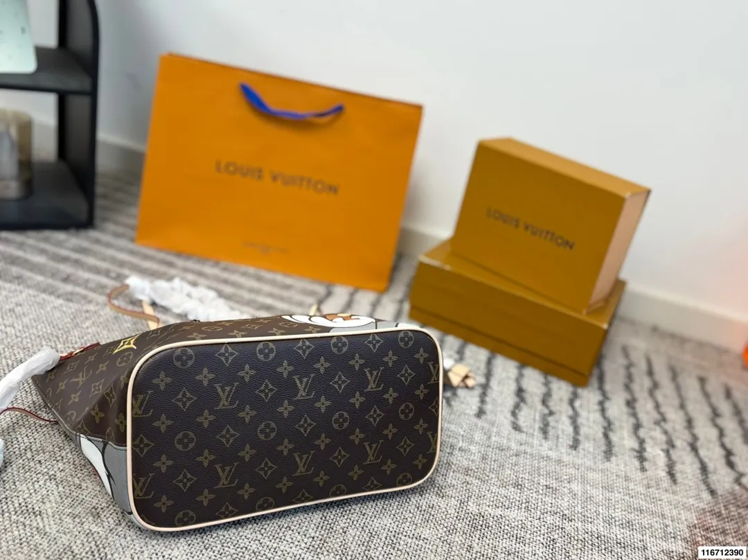 P150（无盒） size：33&times;29 LV路易威登联名neverfull购物袋🛍️ 包身彩绘超级酷 实在是太爱了 经典包款，简约却不失时尚～ 一包多用，内里容量足💯 时尚大气，万年街拍神器‼️