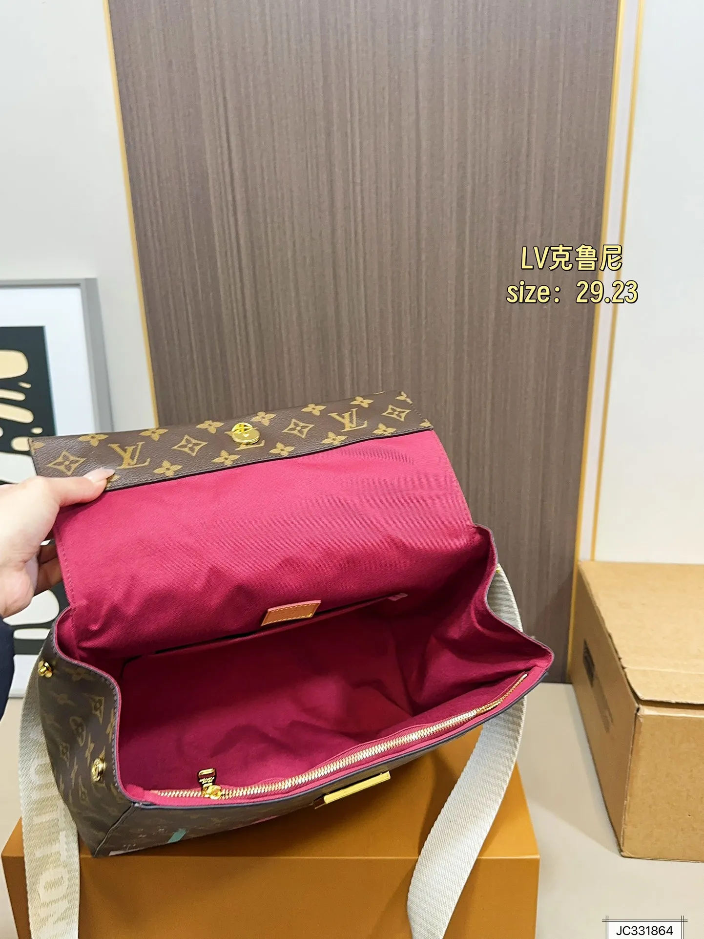 💰180 配飞机盒折叠盒Lv CLUNY 很经典耐看。其中就有它&mdash;-CLUNY。如果你想入手一款商务，正式的包包，那么克鲁尼就可以入手啦~从实用感上来说 cluny bb会使用频率高一些。尺寸：29 23