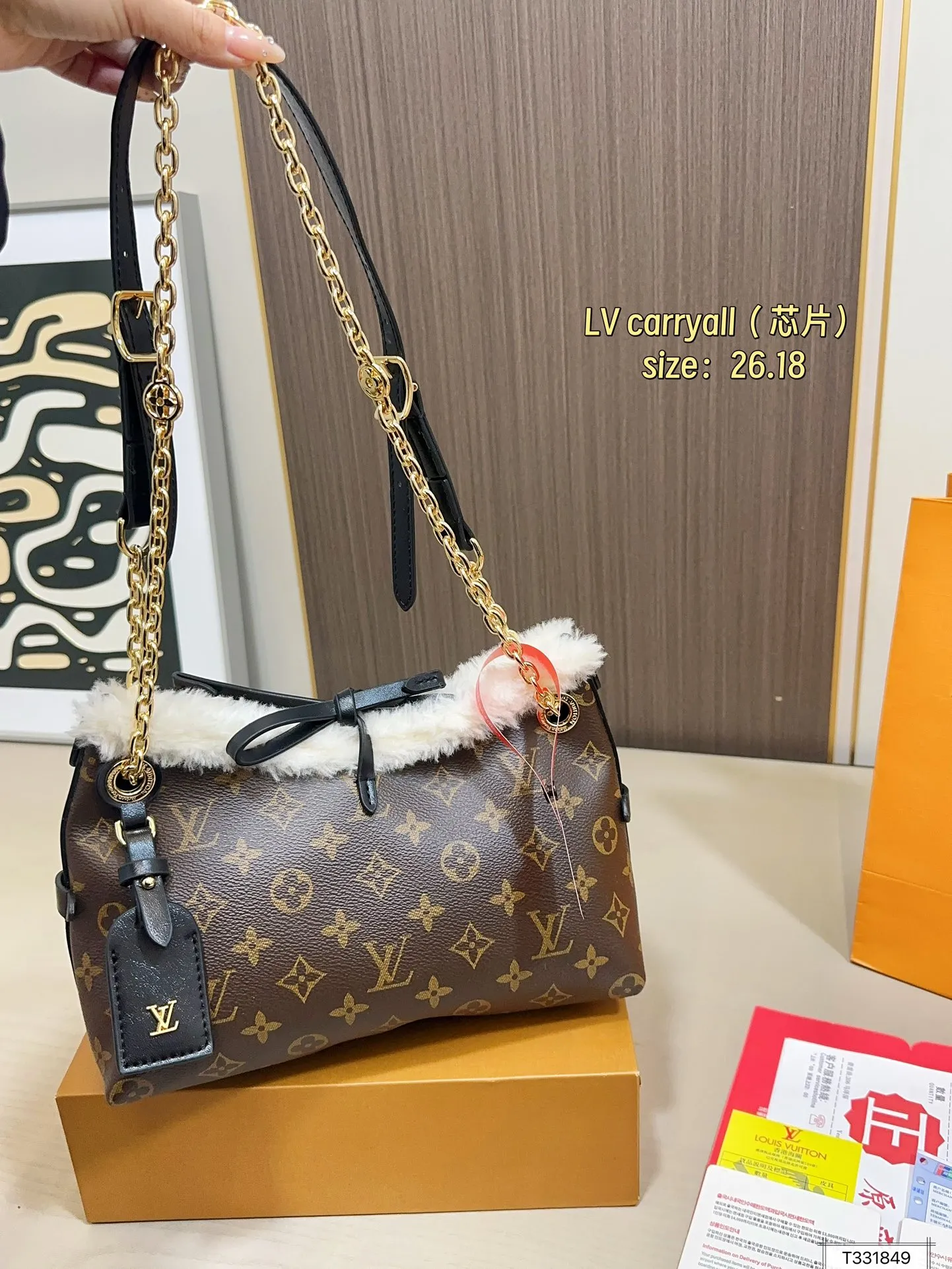 💰 165 礼盒包装 芯片 Lv carryall家族又添新成员 LV设计师有一种不管钱包死活的审美，新版carryall变可爱了，而且不喜欢大包的姐妹这个就没什么顾虑了，先预测一波~肯定会大火!!快来做第一批拥有的时髦精 尺寸：26.18