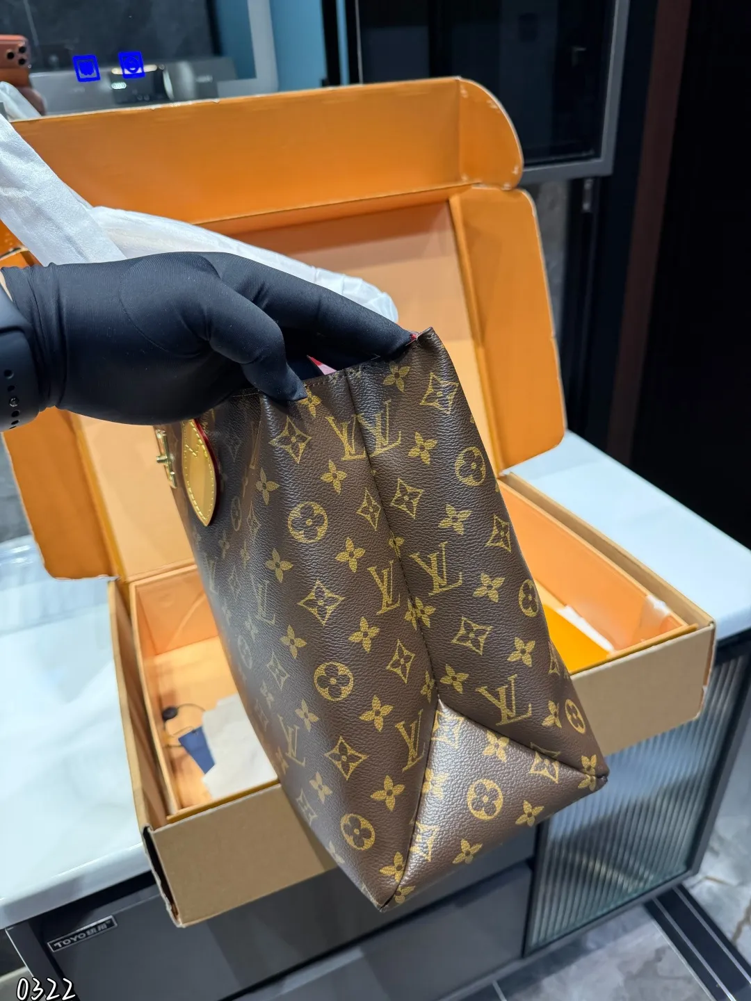 ❤️P150❤️ LV 2024秋冬的绝绝子手袋一LV Piano 手袋!这款手袋不仅融合了经典设计,还注入了现代的摩登风范,真的是好用到哭!Piano 手袋以利落的构型和侧面三角皮革烘托出Monogram图案的经典格调,再借不对称手柄释放出秋冬系列的摩登气息,令日常所需轻松随行!这个尺寸非常让人想起以前的Totally PM或lena PM,大家还记得吗?全拉链设计,完全可调节的带子,非常结实,简直是通勤的绝佳选择!皮革角和底部设计更是提升了手袋的耐用性和高级感,无论是日常使用还是出门逛街,都能轻松驾驭,真的是宝藏手袋 尺寸:43 27cm