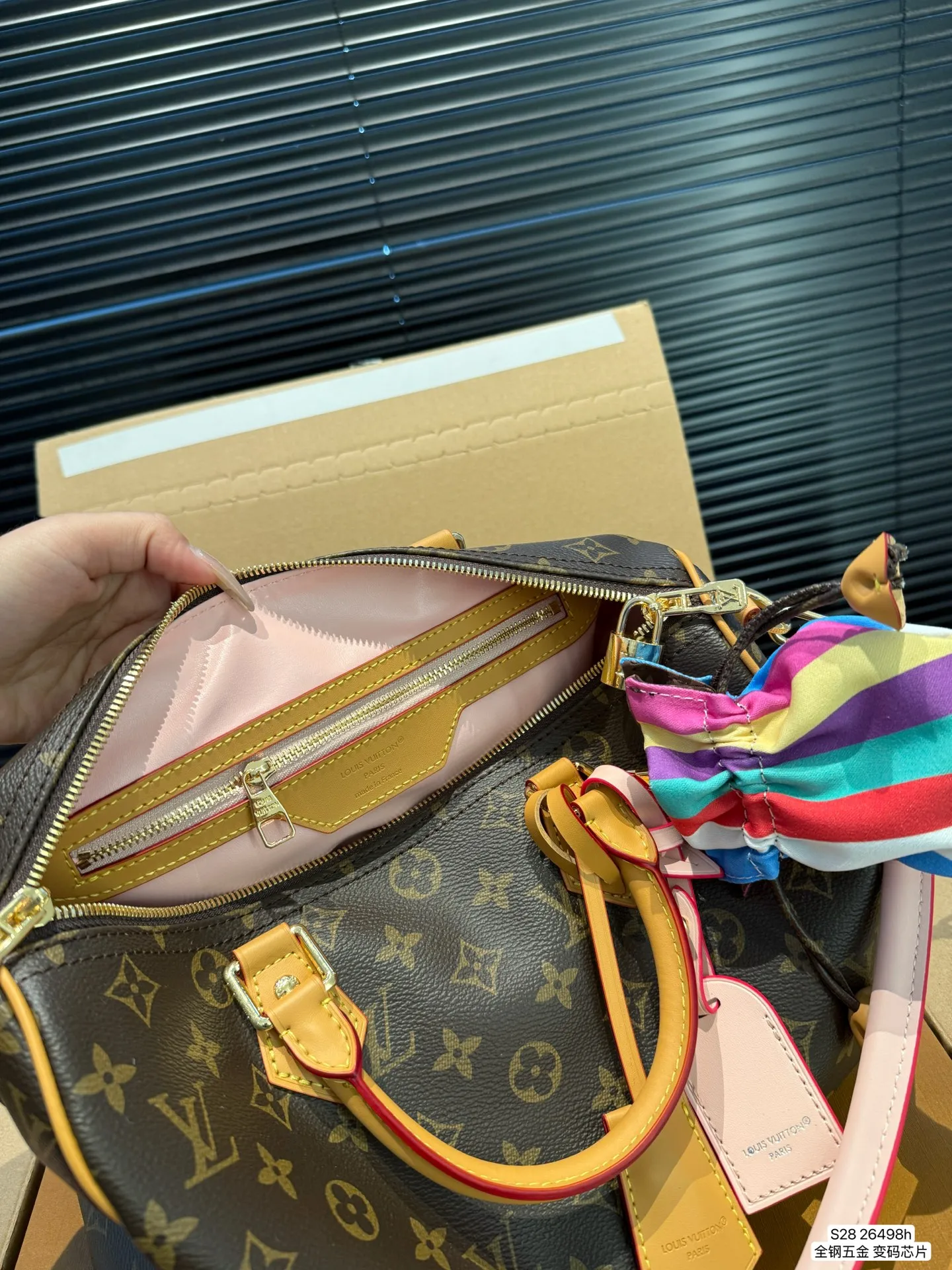 P190 配飞机盒折叠盒 全钢五金 变码芯片 Lv X Nigo Keepall 30.枕头包 手袋是一款理想的都市手袋。 标志性的造型与经典的 Monogram 帆布,加之多种携带方式和奢华的天然牛皮饰边为该包平添一份时尚前卫之感。尺寸:30 21货号26498