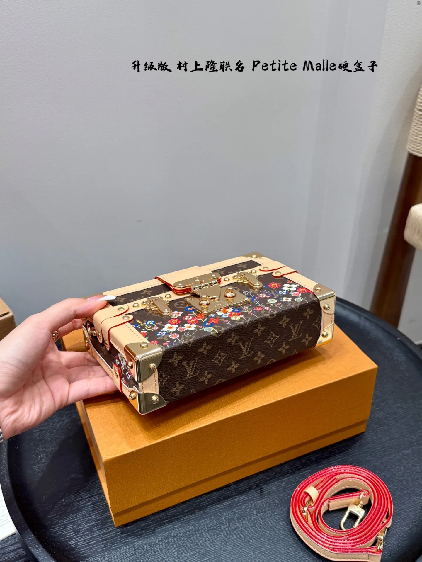 P185 礼盒包装 升级版! size:19*12cm Lv 村上隆联名太阳花小盒子Petite Malle LV Petite Malle硬箱子 ✅顶级原单 超高品质 这个小盒子的颜值太高啦! 太cute了! 花纹和大小都是我喜欢的, 很有型滴!