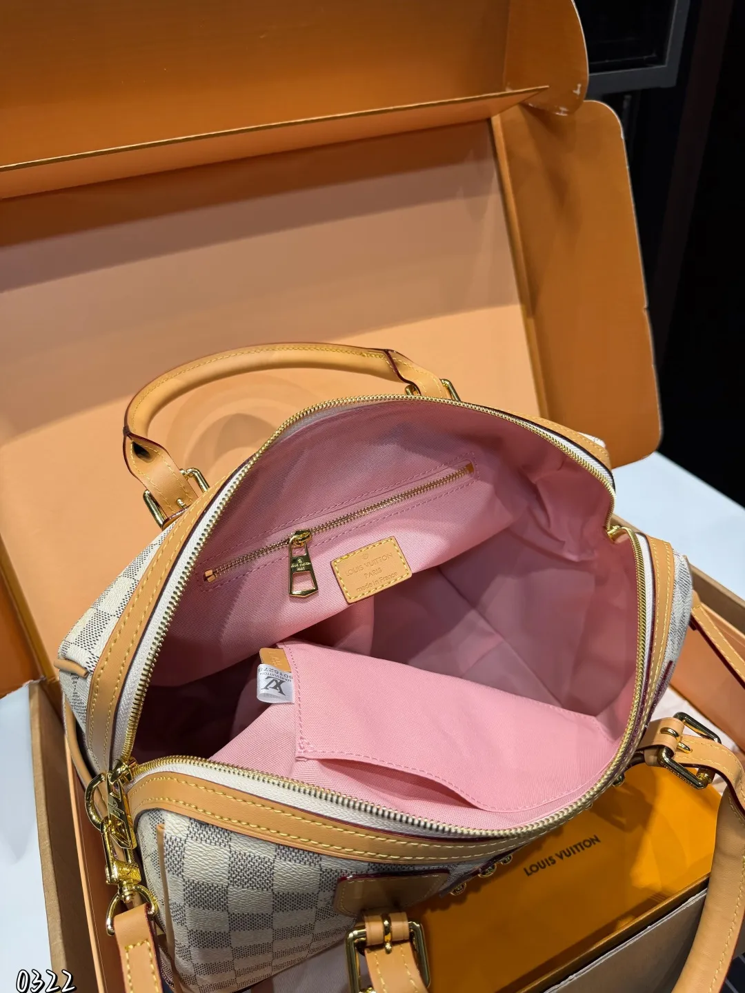 ❤️P200(礼盒包装)❤️ LV枕头包 日常最推荐 手提/斜挎/单肩更舒服 尺寸32 21cm