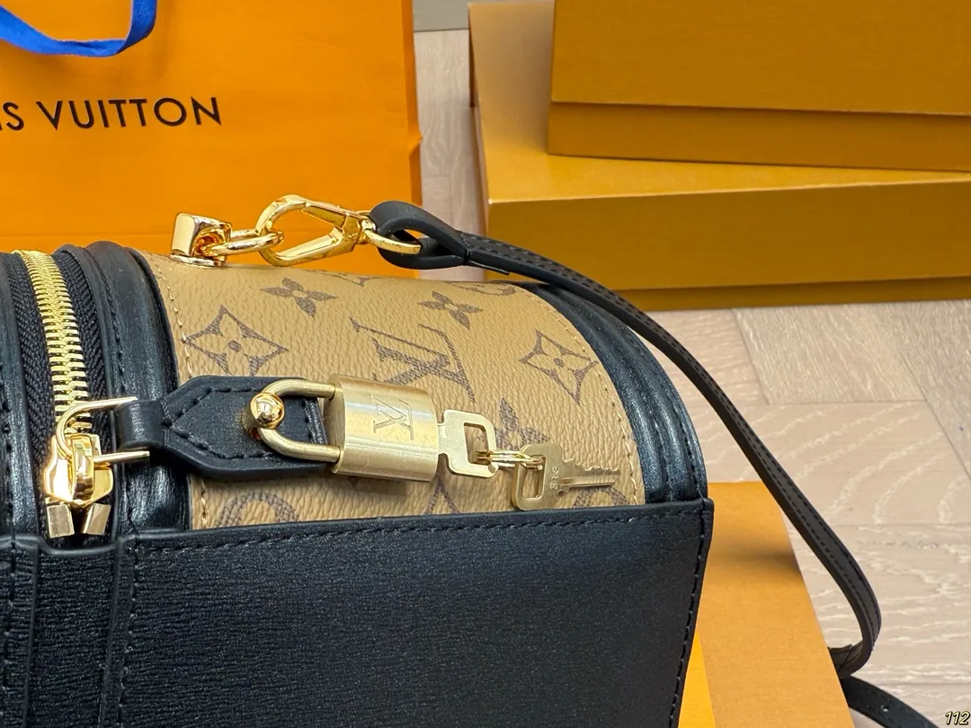 原版复刻¥205飞机盒 重金钢五金 专柜同步163变码芯片 LV canne|发家致富第一-步■入个LV发财桶使用率100%的这款LV圆桶 容量真的巨巨巨大++ 手机/粉饼/卡包都塞得下 怪不得总有人说它是“饭桶”品 包身硬挺耐用可手拎可斜跨自重很轻有特别的拼色设计真不愧是LV近代款中的明星百搭程度好到爆炸教 任何风格都能驾驭尺寸:大号15*14*17cm