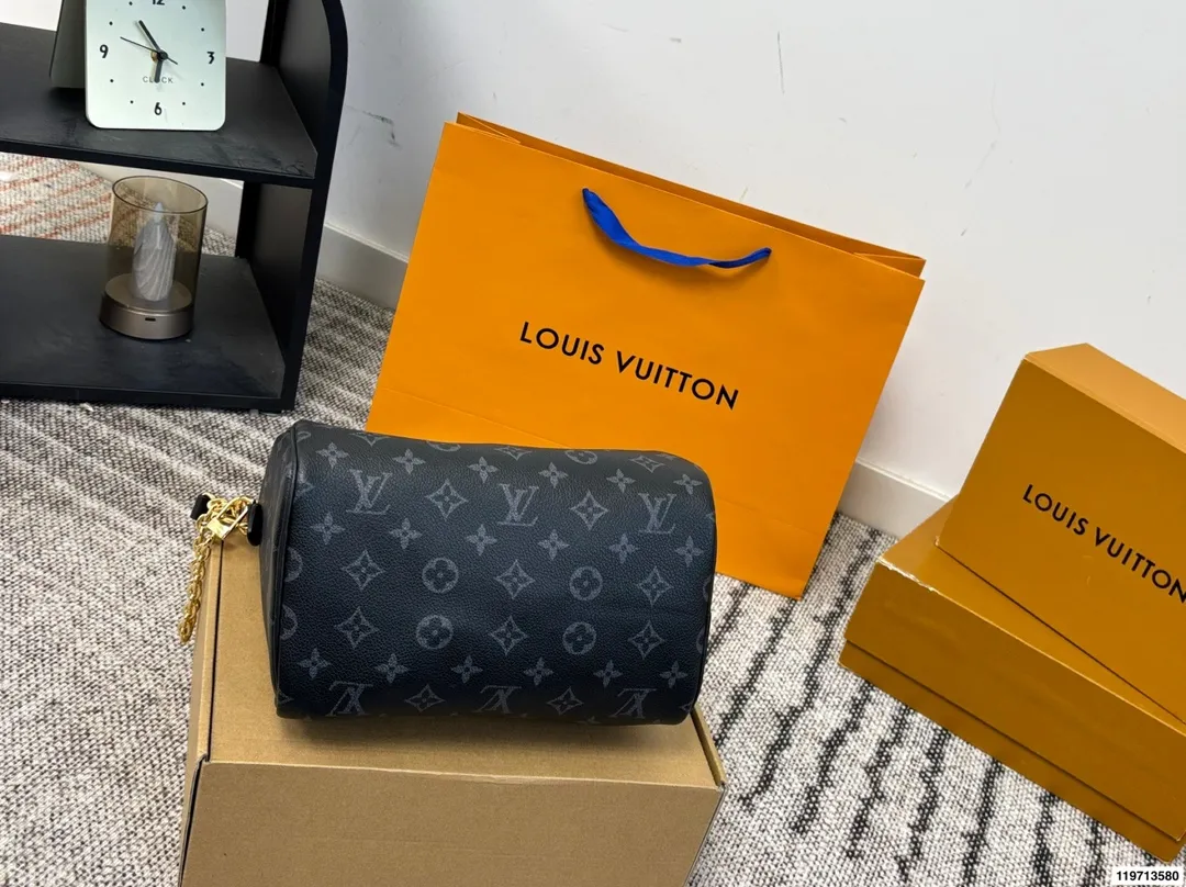 p170 折叠礼盒 芯片版 LV Speedy Soft 25枕头包 手袋以瞩目风姿成就旅途良伴。充裕构型内设拉链口袋,可妥善保管护照和其他重要物品。名牌诉说工致细节,Toron手柄再添新颖一笔 尺寸25.20