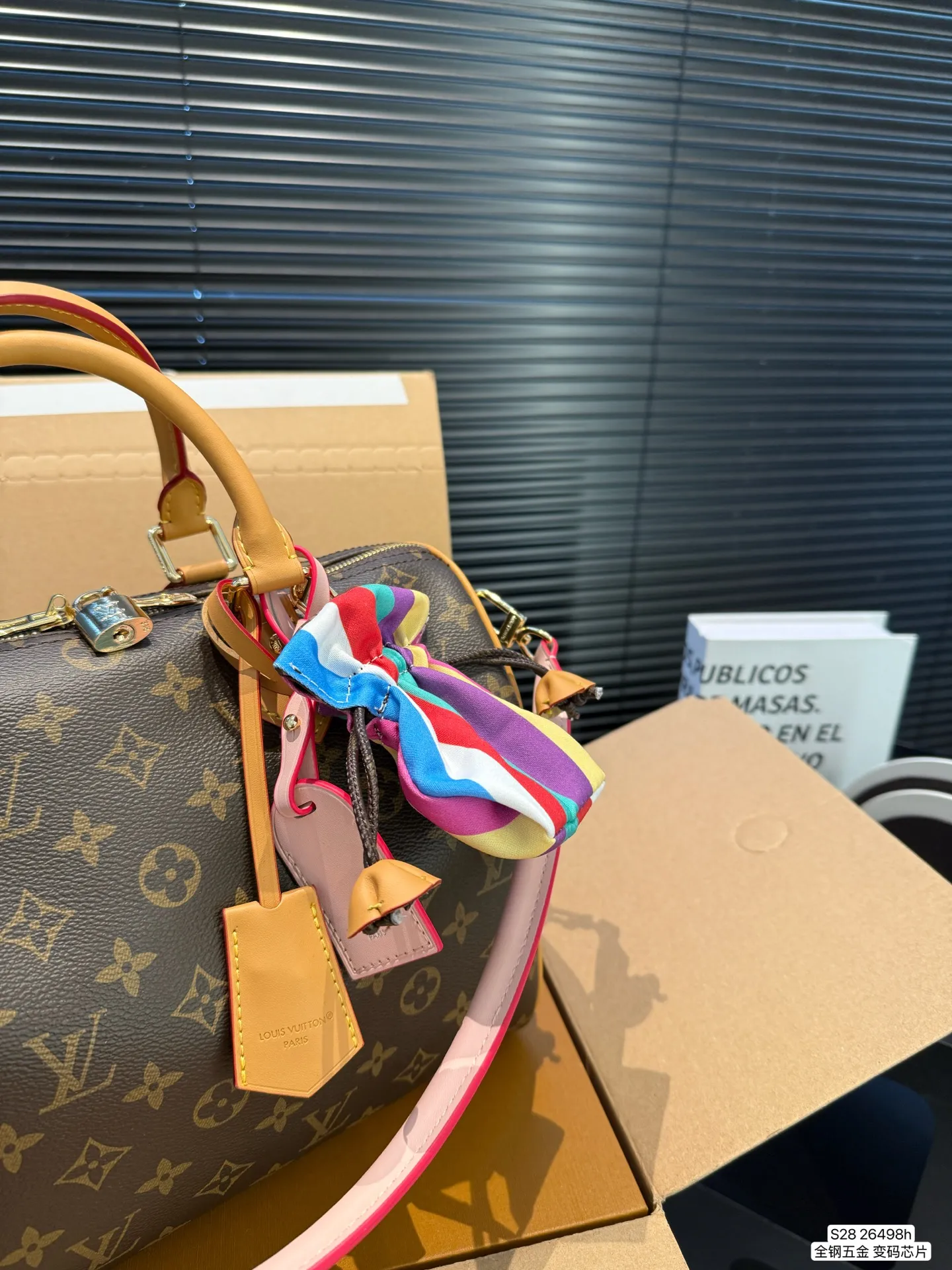 P190 配飞机盒折叠盒 全钢五金 变码芯片 Lv X Nigo Keepall 30.枕头包 手袋是一款理想的都市手袋。 标志性的造型与经典的 Monogram 帆布，加之多种携带方式和奢华的天然牛皮饰边为该包平添一份时尚前卫之感。尺寸：30 21货号26498