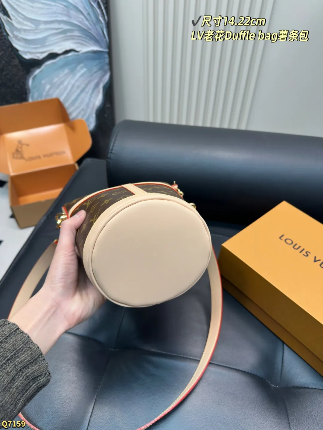 💰205配全套礼盒 尺寸14.22cm LV 经典薯条包真的绝绝子! 它的实用性超棒,内部空间合理,还是能装蛮多的。 颜值更是没得说,经典的设计散发着独特的魅力,无论搭配休闲装还是正式装都能轻松驾驭!