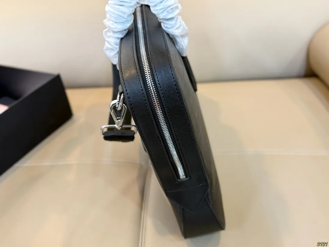 ¥310 万宝龙Montblanc 经典公文包💼 适合上班族 出差必备 商务风 超高性价比男包 尺寸 38 28