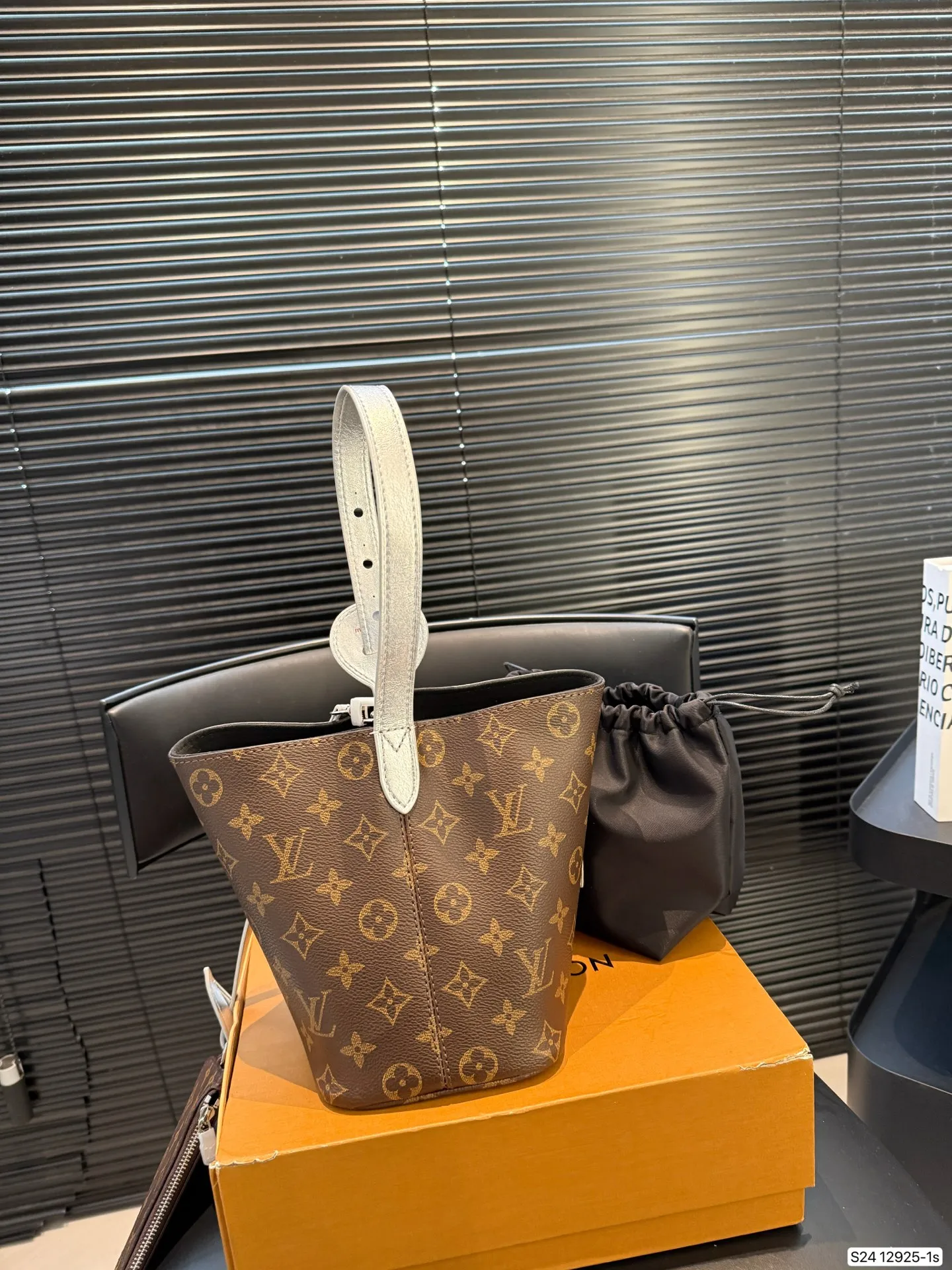 P170 配折叠盒飞机盒 盲猜这次LV上新黑马是ALL IN BB Lv水桶 LV尤物! 尺寸：16 18 货号12925-1