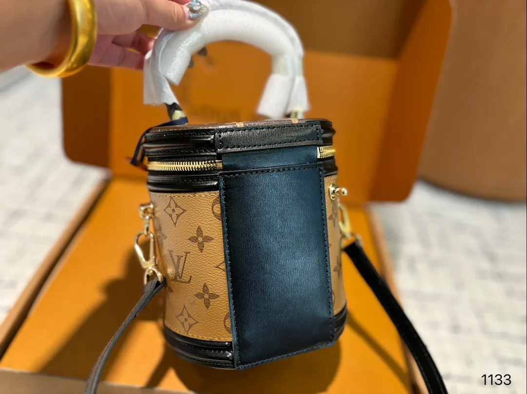 P185配礼盒🎁 Lv cannes 水桶包 发财桶新出的 太可爱啦nano发财桶 越用越香!!! 尺寸大号15 17