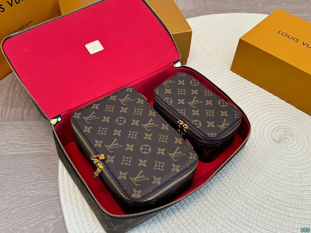 &yen;130/&yen;120/&yen;110 LV 化妆包 LV旅行收纳系列 实用 真的很美很喜欢！实用、美观、耐造、出去旅游看了心情也会好好 尺寸：34 22 8/23 14 8/17 10 8