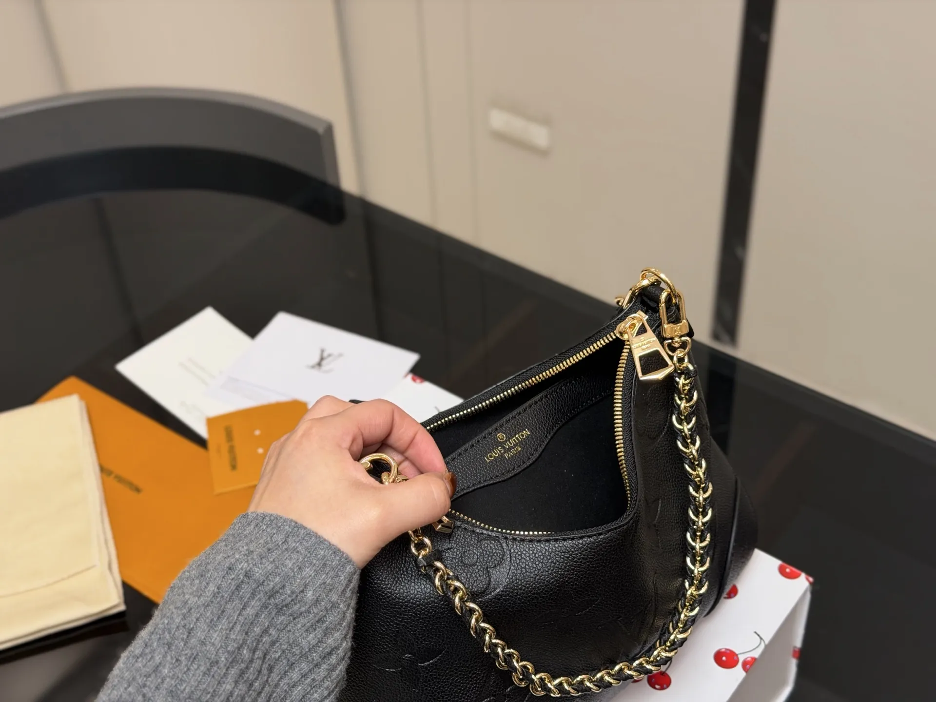 &yen;170 配折叠盒 size：29*16cm Lv 最新款牛角包 原版五金！ 定制版直接采用小牛皮 Vintage 经典单肩包 配置肩带➕链条 单肩斜挎都无敌好看百搭！