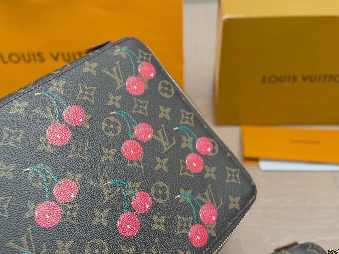 ¥135/¥125/¥115 LV 化妆包 LV旅行收纳系列 实用 真的很美很喜欢!实用、美观、耐造、出去旅游看了心情也会好好 尺寸:34 22 8/23 14 8/17 10 8