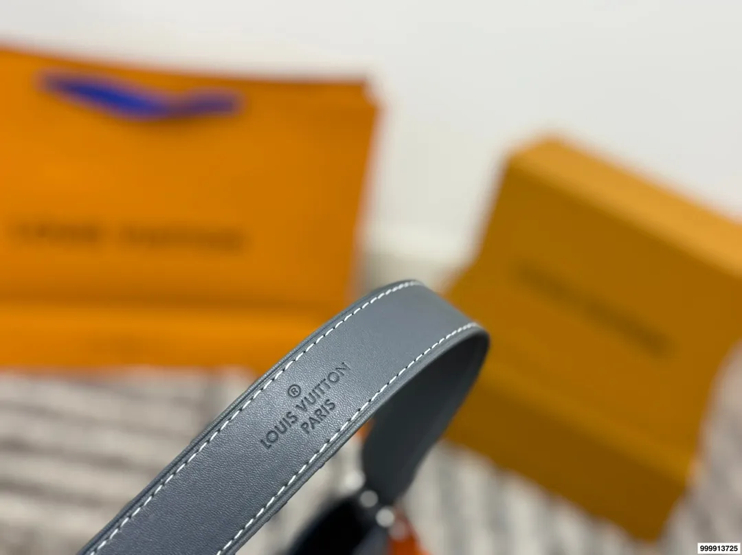 p195 配礼盒 牛仔Carryall Lv新款,可斜挎、单肩。容量保证,敞口磁铁吸内扣取放平板小电脑非常方便,设计比neverfull小巧、肩带够宽不那么勒;比graceful俏皮,上身完全;是驴家通勤包款颜值担当@ 尺寸30 25