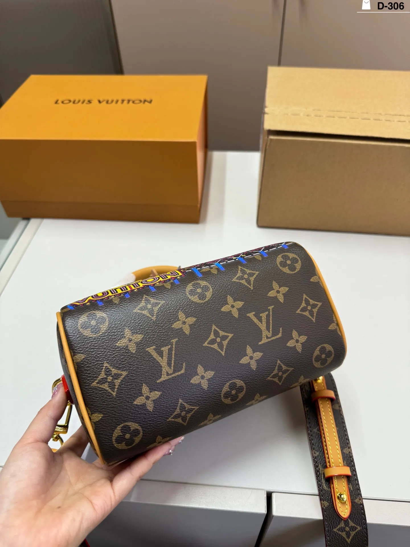 💰p160 D-306尺寸28×14折叠盒飞机盒 LV NanoSpeedy 圣诞限定Nano Speedy, Vivienne卡通形象超可爱! 日常出街或节日氛围感满分尺寸小巧 是LV圣诞限定系列热门款,收藏or送礼都超合适