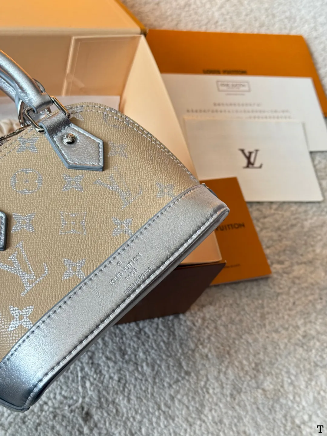 牛皮版本 p150/125 Lv 路易威登 ｜alma bb印花牛皮贝壳包 原版高品质 包包这款Retiro 手袋以标志性的老花面料制成 经典永恒。优雅低调的外形设计和宽敞的包身更加入了实用性。使用说明：-变色牛皮饰边，闪亮的纯钢金色五金配件- 可调节肩带，配有树糕皮的肩垫，拉链闭合。- 超细纤维内衬 尺寸 24 18cm 16 12cm