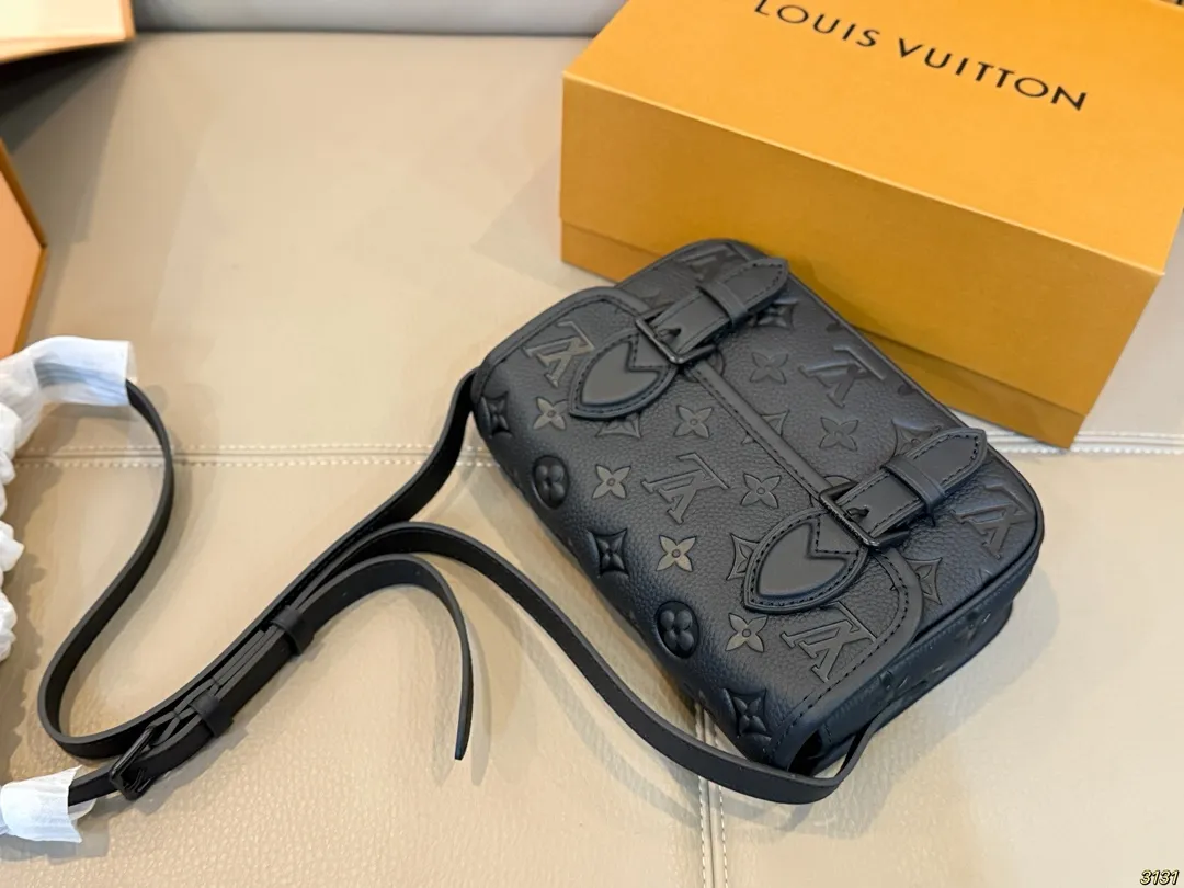 印花¥200压花¥220芯片版 Satchel小邮差包 LV新款邮差包 日常休闲搭配的理想选择~ 实用又百搭,大大的空间 非常适合放随身物品~ 面料耐磨耐刮蹭~ 尺寸19 14