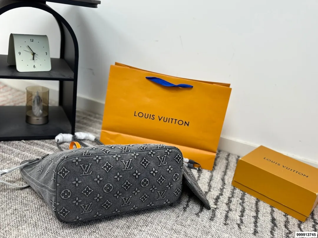 p195 配礼盒 Lv Loop 购物袋.(帆布牛仔) 很有质感 可盐可甜 上身绝美 无可比拟 是每个追求漂亮的女孩必入单品 尺寸:30.33