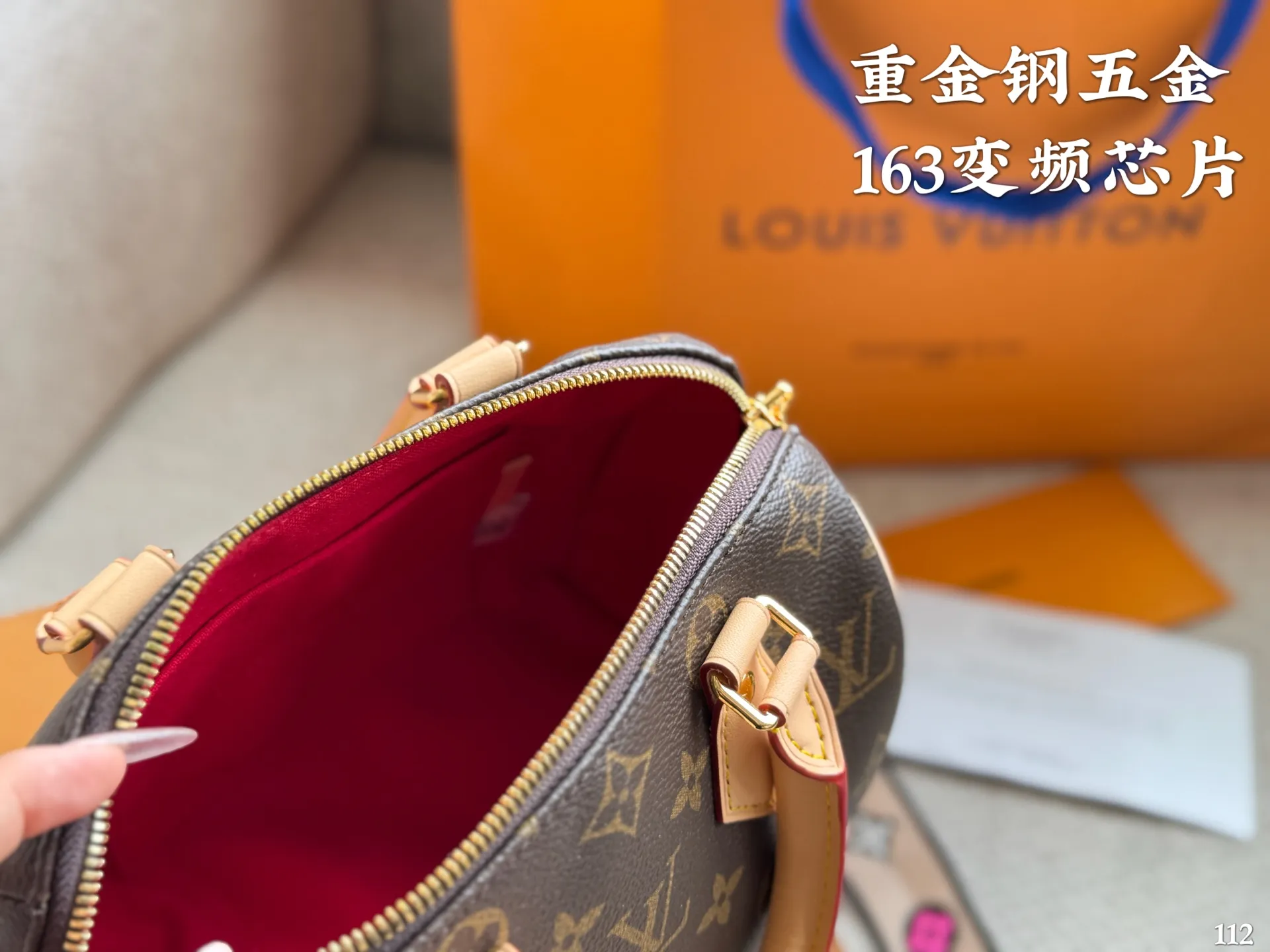 p215 重金钢五金 163变频芯片 LV Speedy 20枕头包 LV 新款系列 city keepal手袋,全网首发 LV Speedy nano 枕头包这款Retiro 手袋以标志性 经典永恒。优雅低调的外形设计和宽敞的包身更加入了实用性 尺寸20 15cm