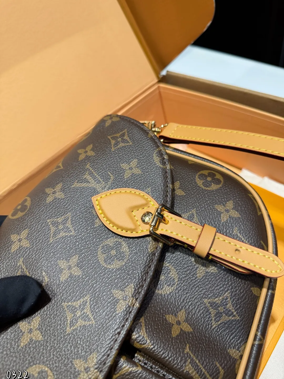 ❤️p190(礼盒包装)❤️ LV9月猫咪系列实物抢先看!!N年前的猫咪系列就很火今年LV再度和Grace合作,小部分实物露出~W与造型师Grace Coddington合作“睡不醒的猫咪”猫控不要错过尺寸:30 21cm