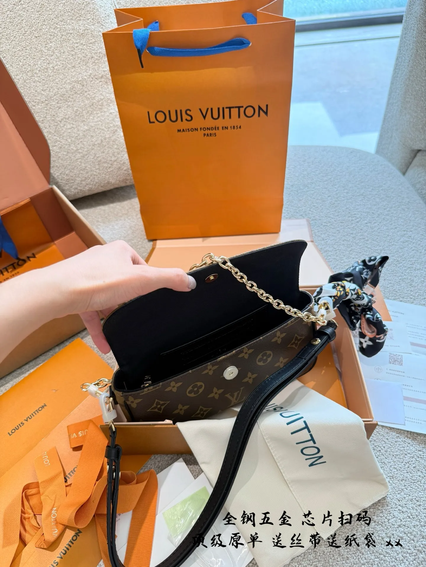 p245 升级版 全钢五金 WALLET ON CHAIN IVY手袋 专柜¥104,200 Lv新款ivy 5月8号.上市啦 全新配色腋下包ivy重出江湖 采用反转色的包盖设计搭配黑色的肩带 升级后的ivy没有了vivien 黄色牛皮 对比老花植糅革配色,更加的耐造和使用哦~❷