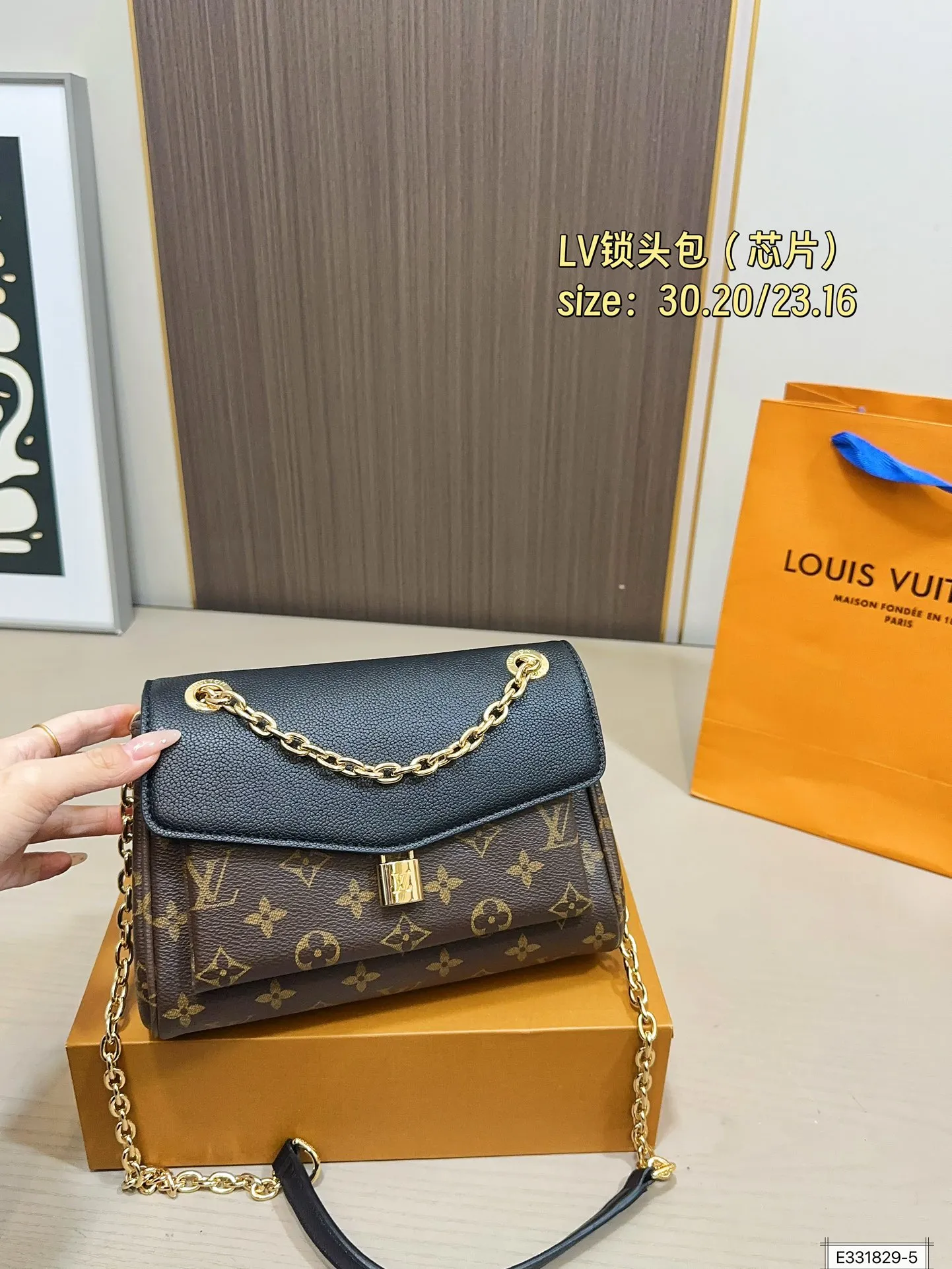 大号💰145 小号💰140 无盒 芯片 尺寸30.20/23.16 Lv Padlock on strap拼色锁头包 LV新款Padlock on strap拼色老花锁头包 小身材大容量 可以当腋下包可以斜挎 上身超好看⚠️大号黑色，焦糖色，小号黑色，酒红色⚠️