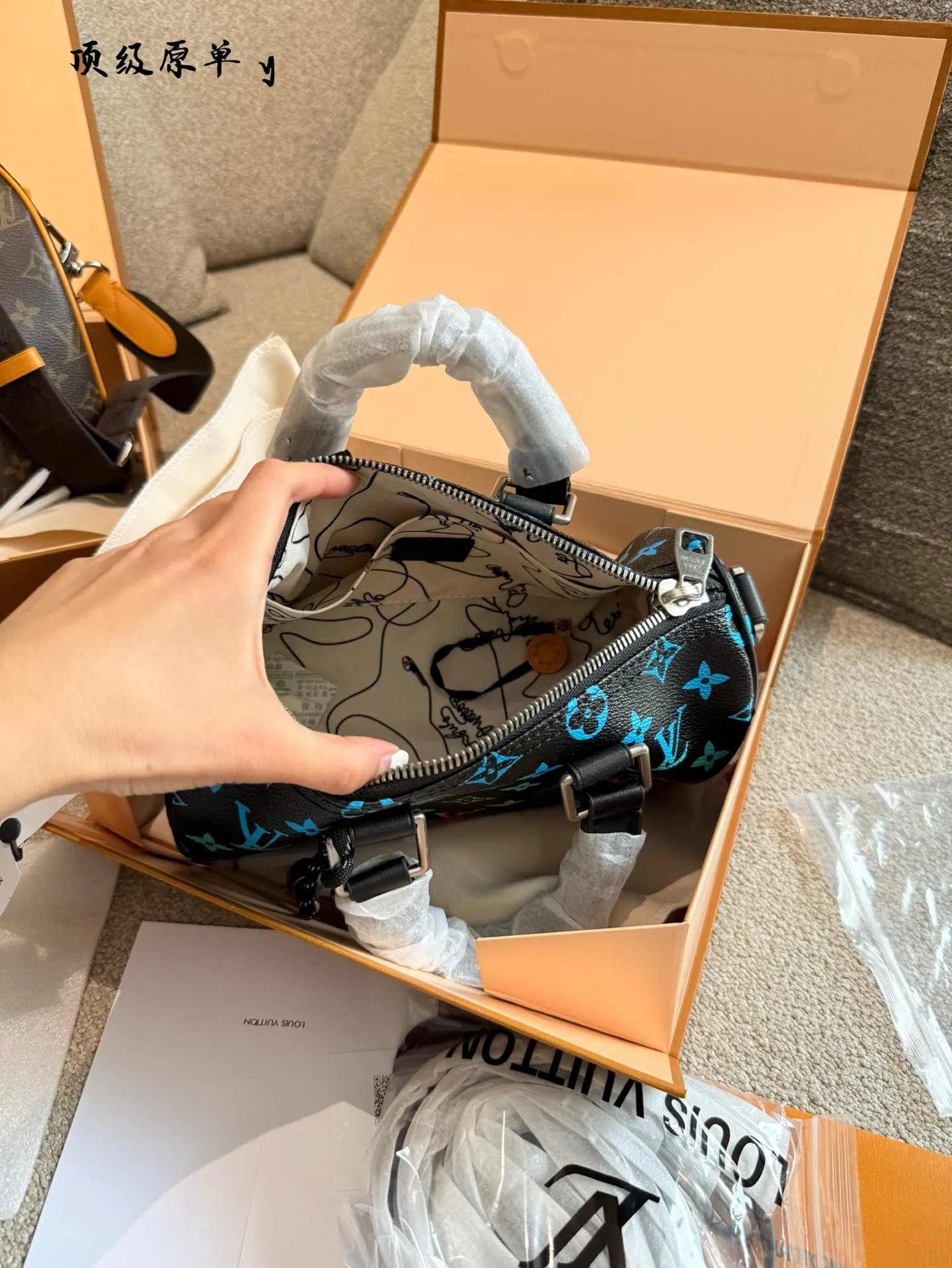 p220 LV渐变彩虹Keepall25 科技感拉满的时尚单品宝子们! LV又放大招啦!这款Keepall25渐变彩虹色真的绝了~ 教染神仙配色 从经典老花到渐变彩虹的自然过渡，像把雨后天空背在身上!男女通杀的中性风，和对象搭成情侣款回头率200% *黑科技加持 包包内置NFC芯片，手机一扫就能验证真伪!再也不用担心买到J货啦~而且涂层帆布防水耐脏，日常通勤、旅行说走就走 设百变背法 可拆卸可调节肩带，手提、单肩、斜挎都能轻松驾驭!251115cm的黄金比例，装下13寸电脑、化妆品、水杯完全无压力~通勤、约会、探店一包搞定 害染细节控狂喜 皮质挂牌质感满分，五金logo在阳光下超闪!包型硬挺有型，塞满东西也不塌，实用性和颜值双在线~现在这款彩虹包已经火到断货啦!喜欢的宝子赶紧冲~在评论区说说，你最喜欢哪个细节吧+