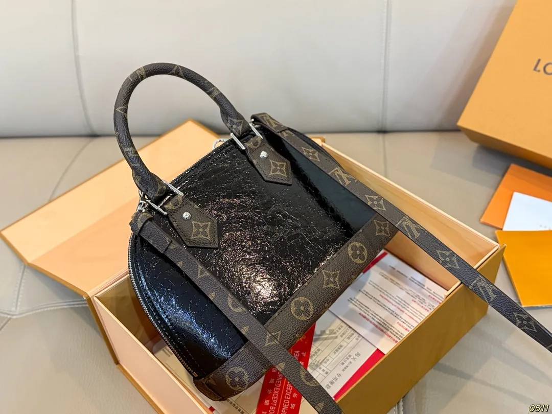 ¥145折叠盒 LV新款贝壳包 很高级可盐可甜 极致美感 绝美女孩就是你 尺寸24 17