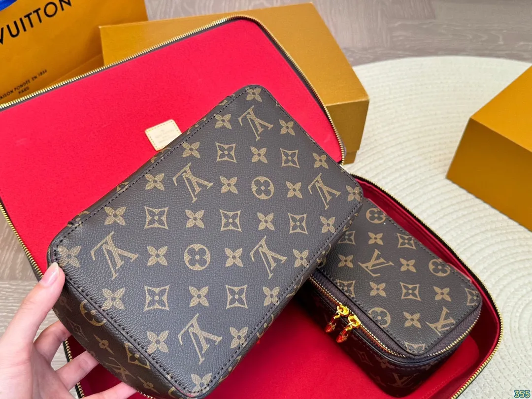 &yen;130/&yen;120/&yen;110 LV 化妆包 LV旅行收纳系列 实用 真的很美很喜欢！实用、美观、耐造、出去旅游看了心情也会好好 尺寸：34 22 8/23 14 8/17 10 8