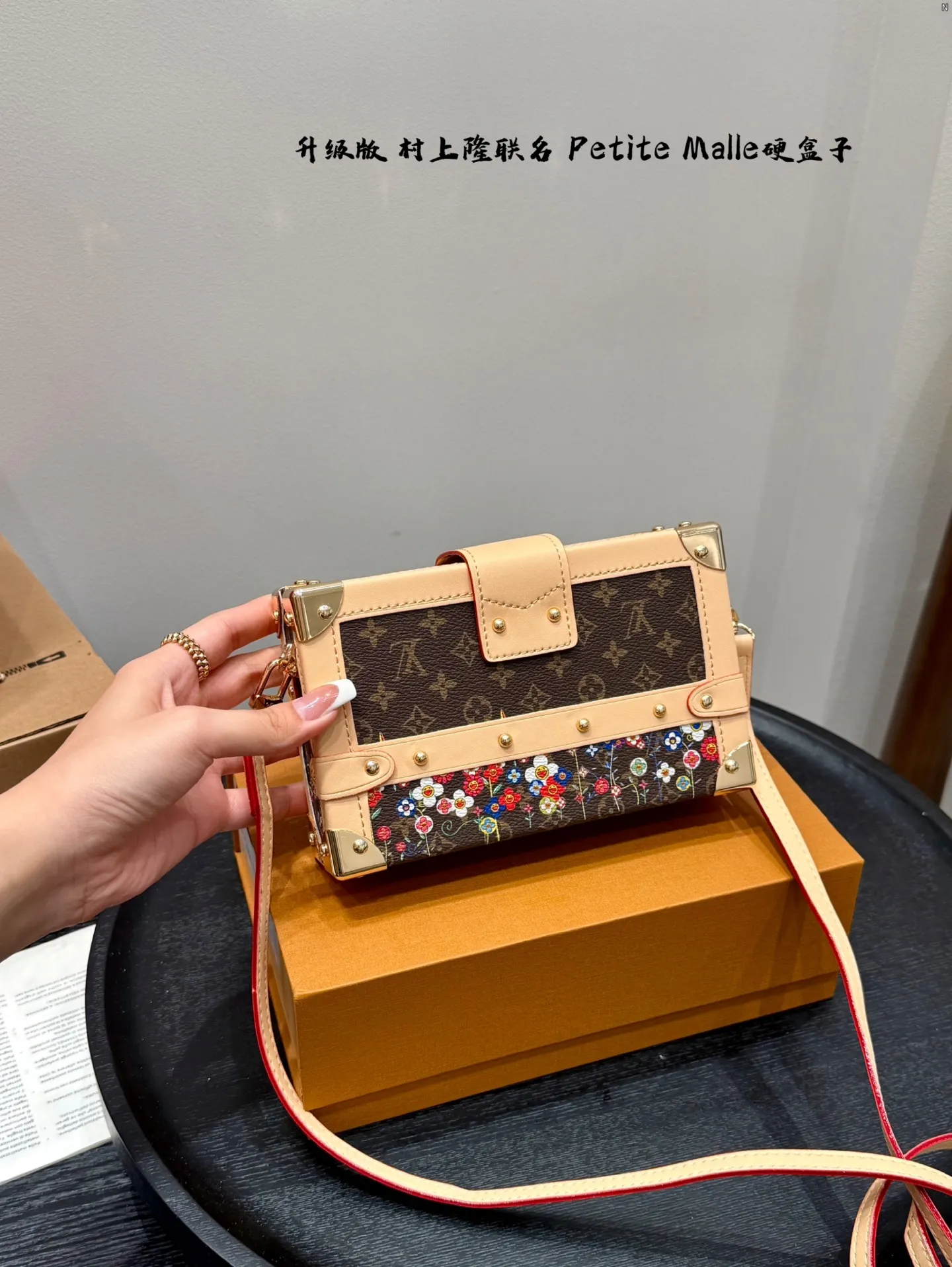 P185 礼盒包装 升级版! size:19*12cm Lv 村上隆联名太阳花小盒子Petite Malle LV Petite Malle硬箱子 ✅顶级原单 超高品质 这个小盒子的颜值太高啦! 太cute了! 花纹和大小都是我喜欢的, 很有型滴!