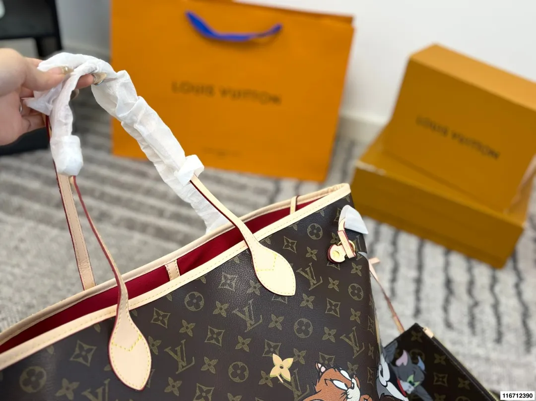 P150（无盒） size：33&times;29 LV路易威登联名neverfull购物袋🛍️ 包身彩绘超级酷 实在是太爱了 经典包款，简约却不失时尚～ 一包多用，内里容量足💯 时尚大气，万年街拍神器‼️