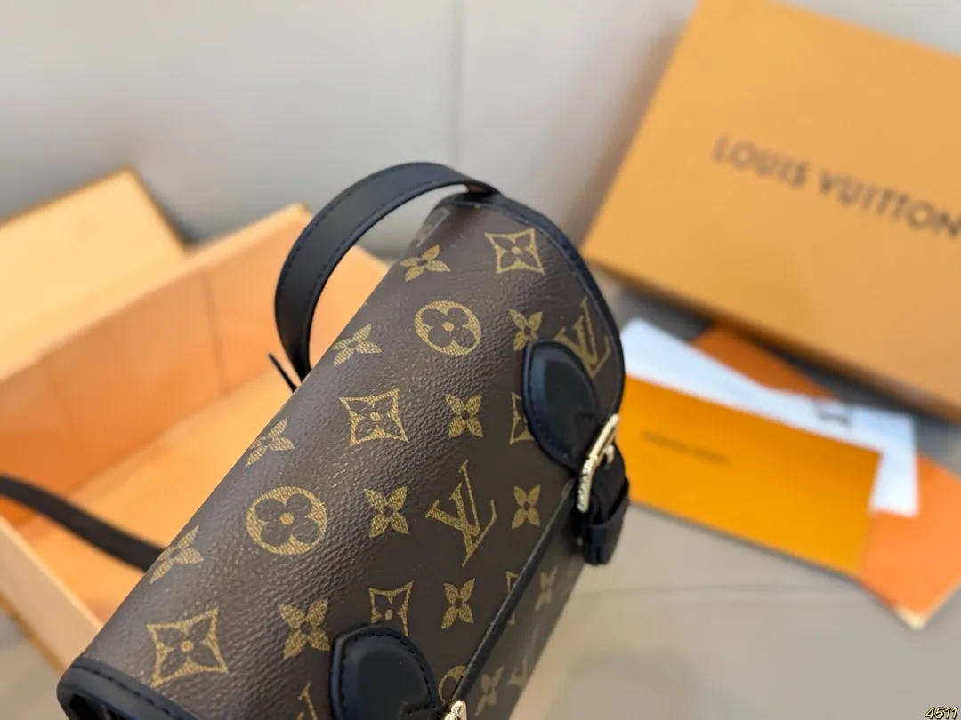 ¥110折叠盒芯片版 Satchel小邮差包 LV新款邮差包 日常休闲搭配的理想选择~ 实用又百搭,大大的空间 非常适合放随身物品~ 面料耐磨耐刮蹭~ 尺寸19 14