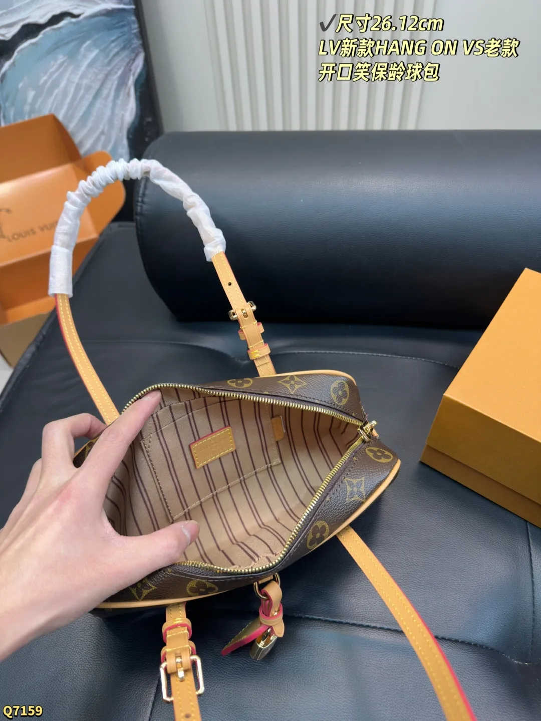 💰190配全套礼盒 尺寸26.12cm LV新款HANG ON VS老款开口笑保龄球包，新款容量很不错 又是哪位女生复古法式风格 能驾驭它吖～
