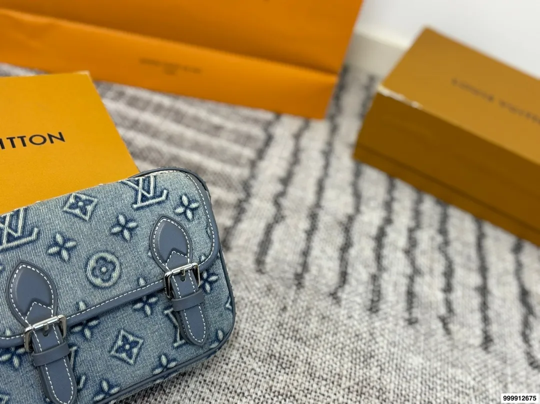 P185⚠️尺寸19*14 LV Mini Satchel牛仔邮差包 复古感满满!小巧精致,日常手机、钥匙、粉饼都能装下。肩带偏短,单肩or斜挎都OK,学院风、休闲风都能搭。磁吸扣设计,开合方便又安全,实用又时髦,是LV男款里超受欢迎的中性包款之一!