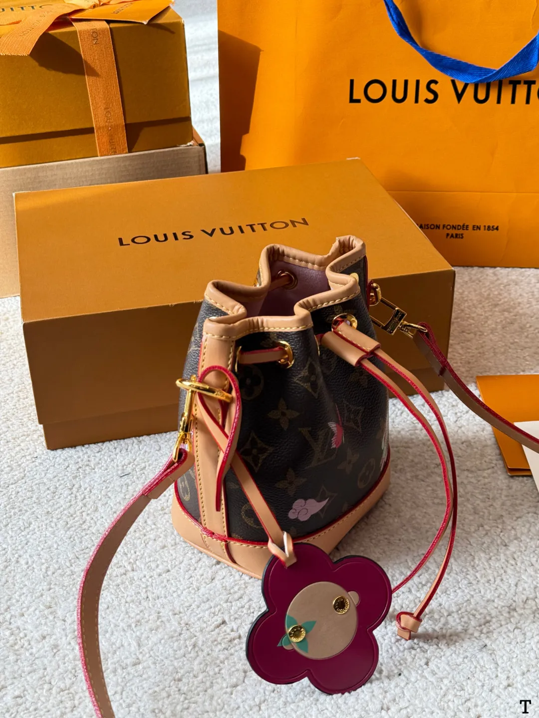 牛皮版本 p120 Lv Mini 小水桶 限定款 折叠礼盒 全方位对花 手柄的设计 比nano容量大比bb更小巧喜 欢不要错过 彩色超细纤维粘合内村,金色金属饰件,束绳闭合尺寸:15 18cm