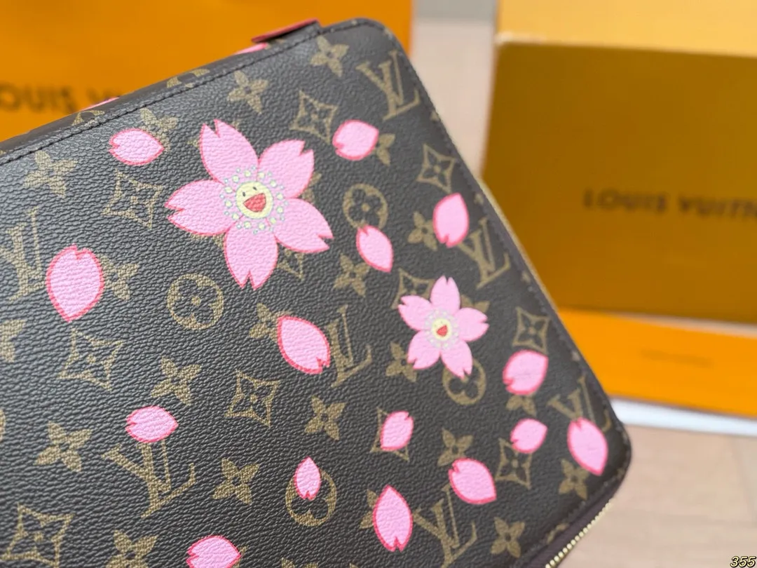 &yen;135/&yen;125/&yen;115 LV 化妆包 LV旅行收纳系列 实用 真的很美很喜欢！实用、美观、耐造、出去旅游看了心情也会好好 尺寸：34 22 8/23 14 8/17 10 8