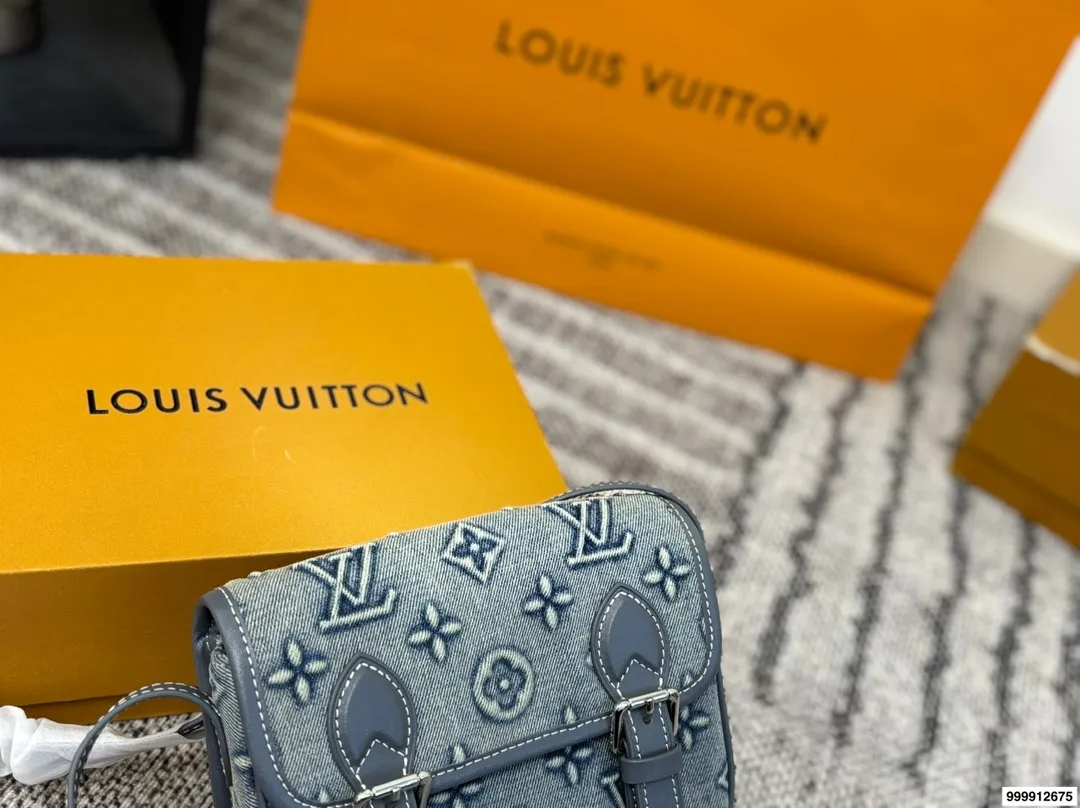 P185⚠️尺寸19*14 LV Mini Satchel牛仔邮差包 复古感满满！小巧精致，日常手机、钥匙、粉饼都能装下。肩带偏短，单肩or斜挎都OK，学院风、休闲风都能搭。磁吸扣设计，开合方便又安全，实用又时髦，是LV男款里超受欢迎的中性包款之一！