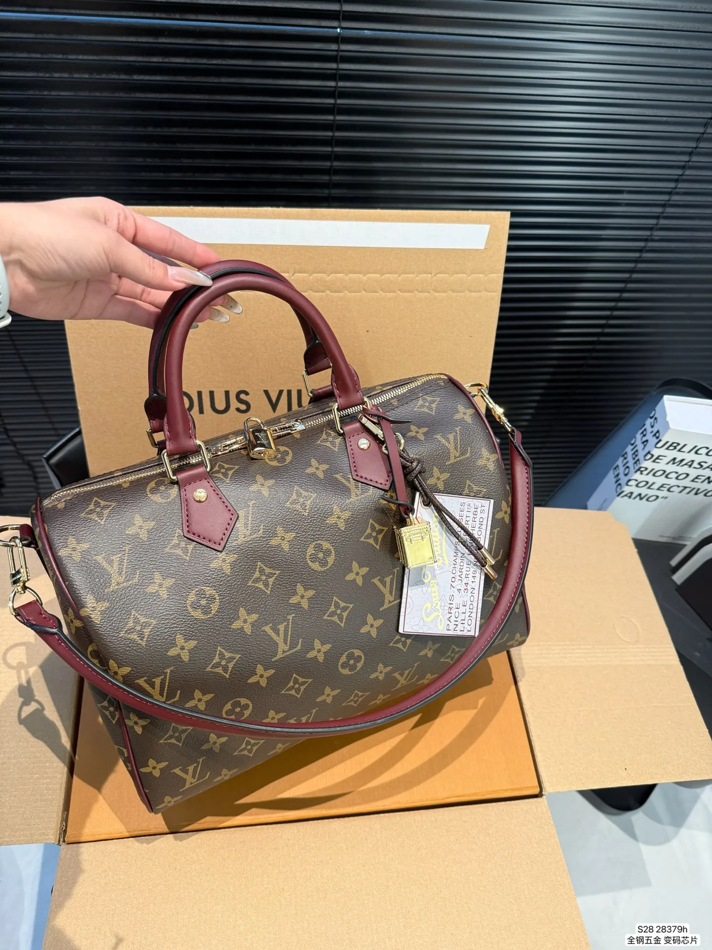 P190 配飞机盒折叠盒 全钢五金 变码芯片 Lv X Nigo Keepall 30.枕头包 手袋是一款理想的都市手袋。 标志性的造型与经典的 Monogram 帆布,加之多种携带方式和奢华的天然牛皮饰边为该包平添一份时尚前卫之感。尺寸:30 21货号28379