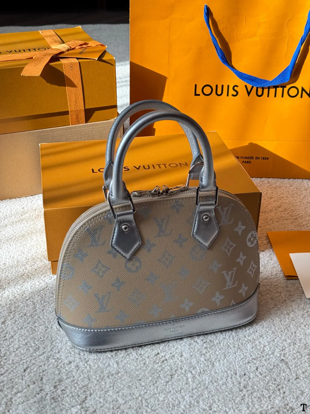 牛皮版本 p150/125 Lv 路易威登 |alma bb印花牛皮贝壳包 原版高品质 包包这款Retiro 手袋以标志性的老花面料制成 经典永恒。优雅低调的外形设计和宽敞的包身更加入了实用性。使用说明:-变色牛皮饰边,闪亮的纯钢金色五金配件- 可调节肩带,配有树糕皮的肩垫,拉链闭合。- 超细纤维内衬 尺寸 24 18cm 16 12cm