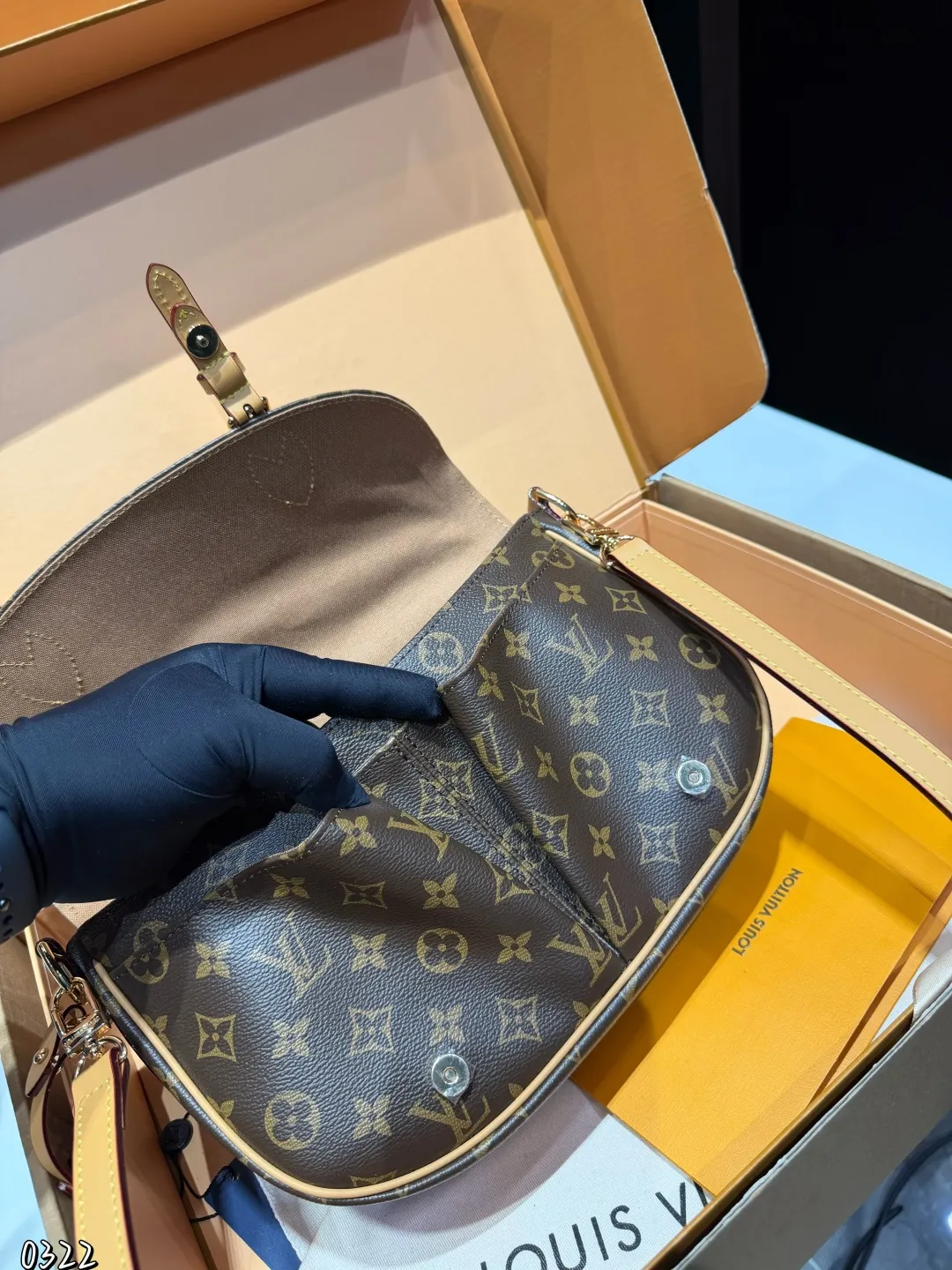 ❤️p190(礼盒包装)❤️ LV9月猫咪系列实物抢先看!!N年前的猫咪系列就很火今年LV再度和Grace合作,小部分实物露出~W与造型师Grace Coddington合作“睡不醒的猫咪”猫控不要错过尺寸:30 21cm