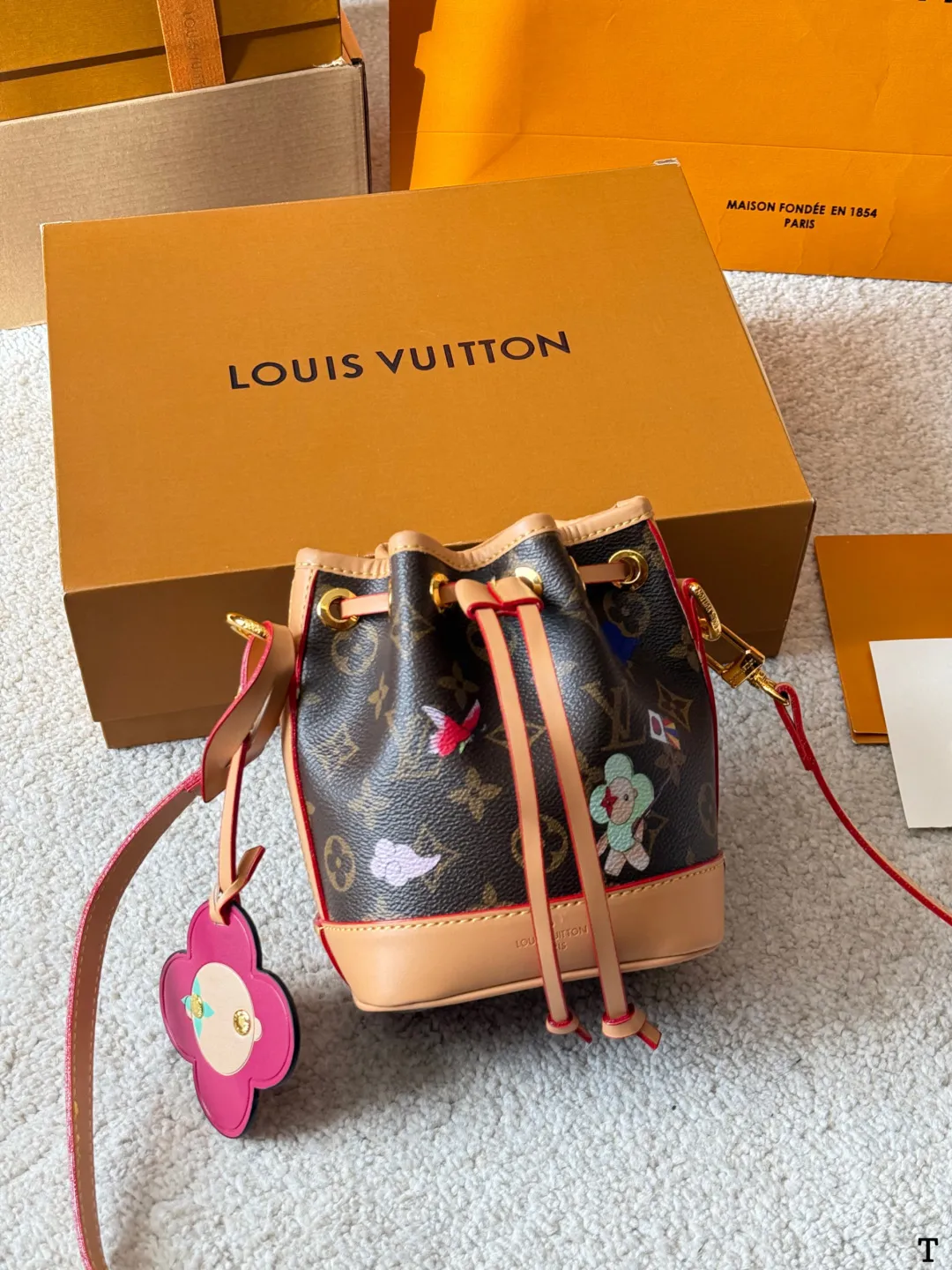 牛皮版本 p120 Lv Mini 小水桶 限定款 折叠礼盒 全方位对花 手柄的设计 比nano容量大比bb更小巧喜 欢不要错过 彩色超细纤维粘合内村，金色金属饰件，束绳闭合尺寸：15 18cm