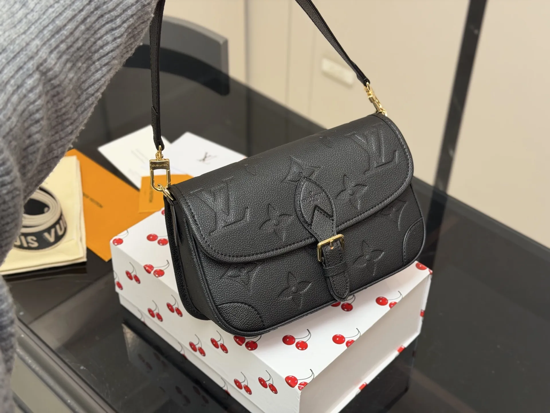 &yen;190 配折叠盒 !Lv法棍包穿搭也太好看了吧 双肩带的配置复古的气质 带着时尚感搭配起来 毫不违和并且肩带可以分开使用四舍五入等于两个包包hhh并且这款融合了| 尺寸:25.16cm