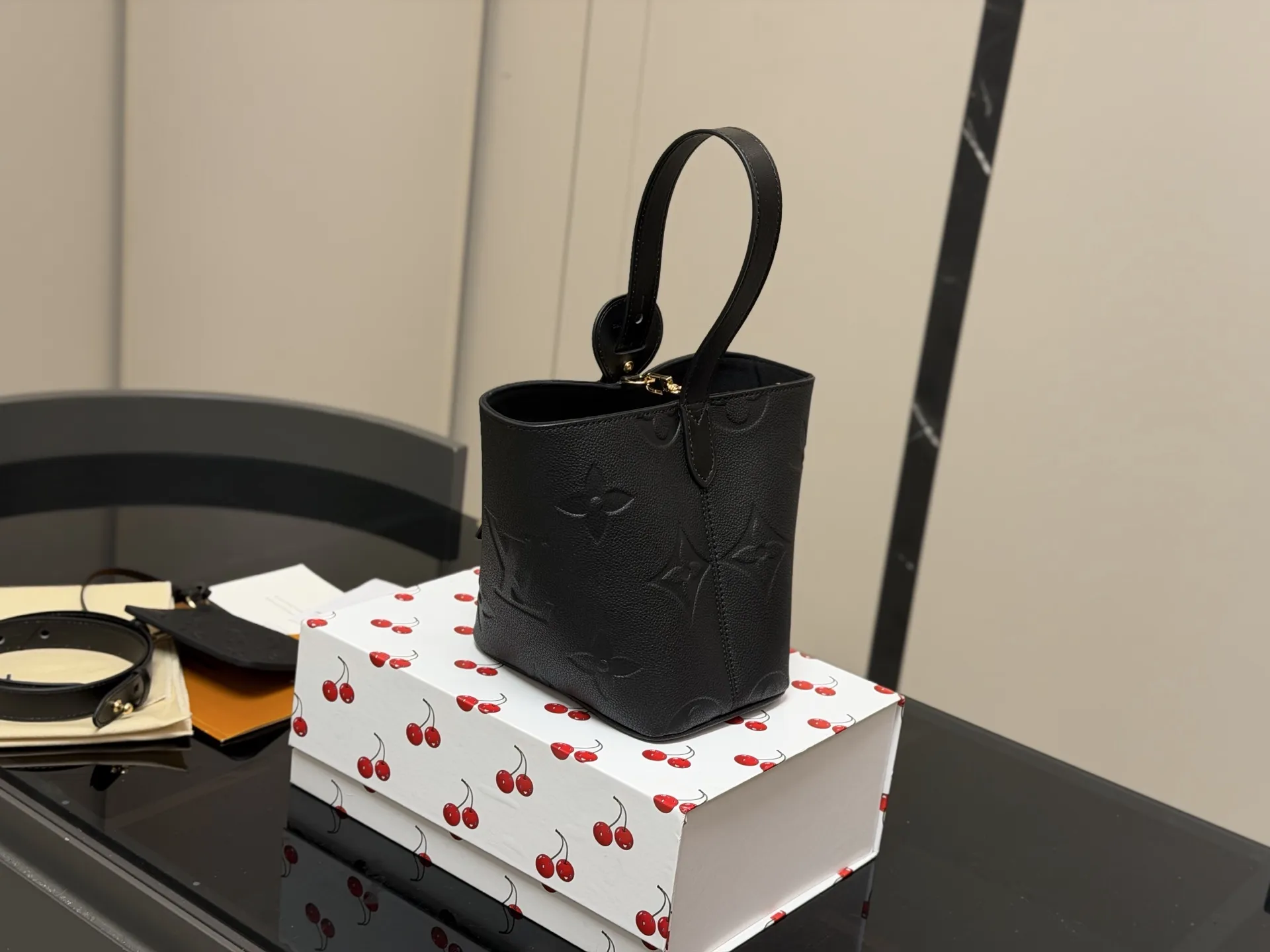 ¥185 配折叠盒 LV中古包又一位当红炸子鸡来咯!! 一只看似中古中矩却又有点标新立异的包。 水桶包 尺寸:18.17cm