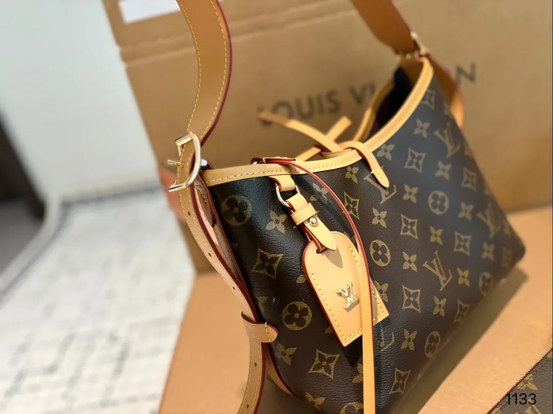 P190P180P170 路易威登Lv Carryall新款通勤包颜值实用 #路易威登Lv #路易威登#Iv #路易威登louisvuitton#路易威登carryall #Carryall |v7月新款,可斜挎、单肩。容量保证,敞口磁铁吸内扣取放平板小电脑非常方便,设计比neverfull小巧、肩带够宽不那么勒;比graceful俏皮,上身完全;是驴家通勤包款颜值担当@ 尺寸 大号38中号30 小号23