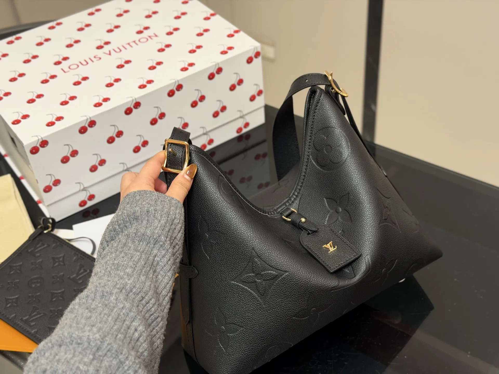 ¥190 size:26.32cm Lv CarryAll 年度包王 带有蝴蝶结的腋下包喜欢吗, 内附一只收纳零钱包, 性价比颜值超在线了…! 单肩斜挎完全没问题 怎么背都很好看! 搜索🔍Lv 网红腋下包 配折叠盒