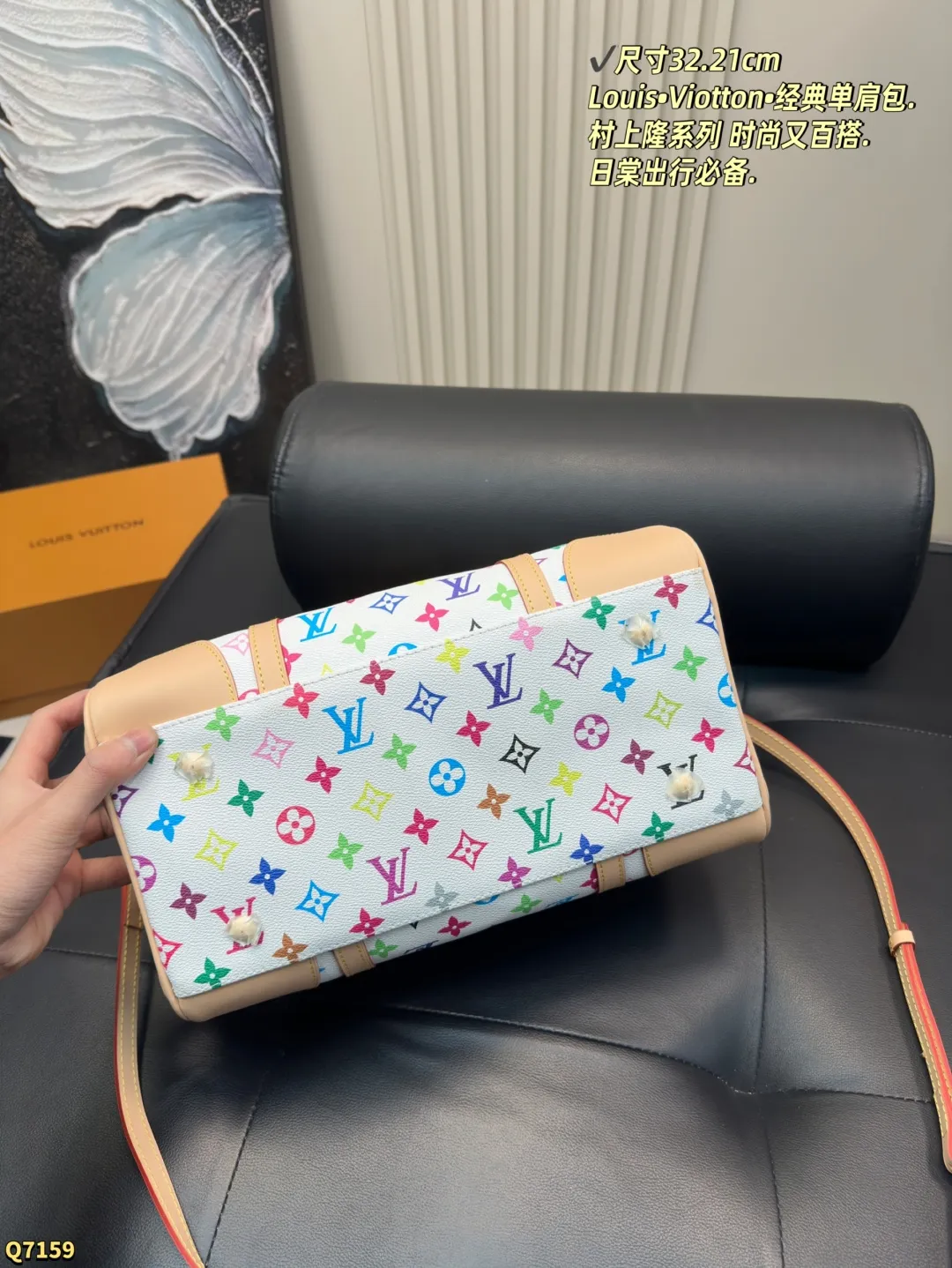 💰205配折叠盒 尺寸32.21cm Louis•Viotton•村上隆系列单肩包. 时尚又百搭.日棠出行必备. 最热门旅行袋!每个明星网红人手一个的节奏!特点是容量巨大!材质也是今年大热的流行元素 简洁的设计可以搭配任何颜色的服装造型!关键实用性极好!无敌性价比超高!