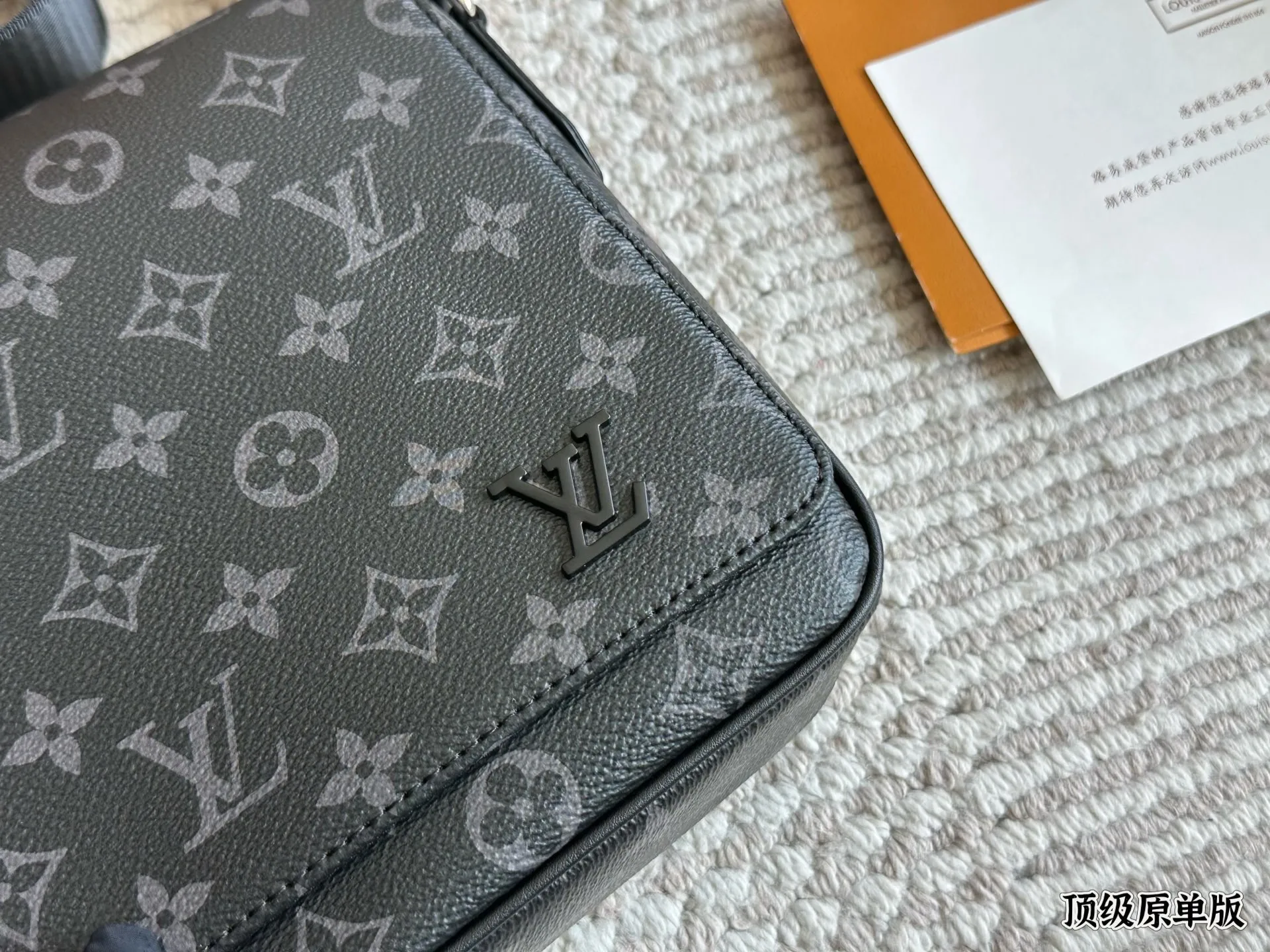 复刻版 牛皮 p200 Lv District 单肩包 #每秒都值得记录 DISTRICT 单肩包 M44000 尺寸：25*22*7cm 经典翻盖邮差包，轻便容量大又采用着经典黑花，虽然没有出众的相貌元素，但这反而增加了它的搭配性，百搭款！出街撞包几率相当低，多种背法，无论是日常出街还是上班族都是可以驾驭的一款！