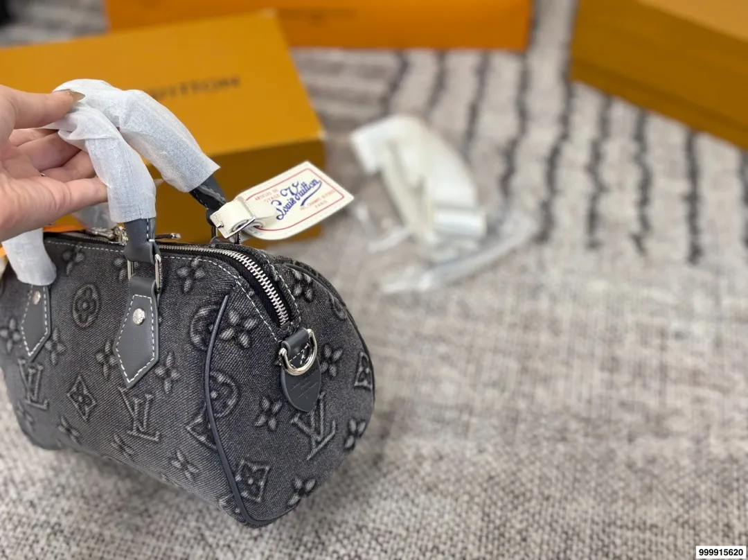 p180 配礼盒 LV丹宁牛仔系列枕头包 经典系列 时尚百搭 颜值高 日常出街首选 尺寸19&times;15