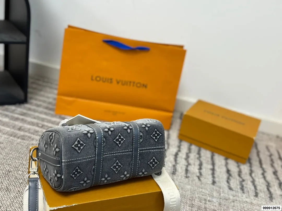 p185 配礼盒 LV Speedy 丹宁枕头包 这款Retiro手袋以标志性的LV老花面料制成,搭配奢华的变色牛皮饰边,经典永恒。优雅低调的外形设计和宽敞的包.尺寸:25*11*14cm